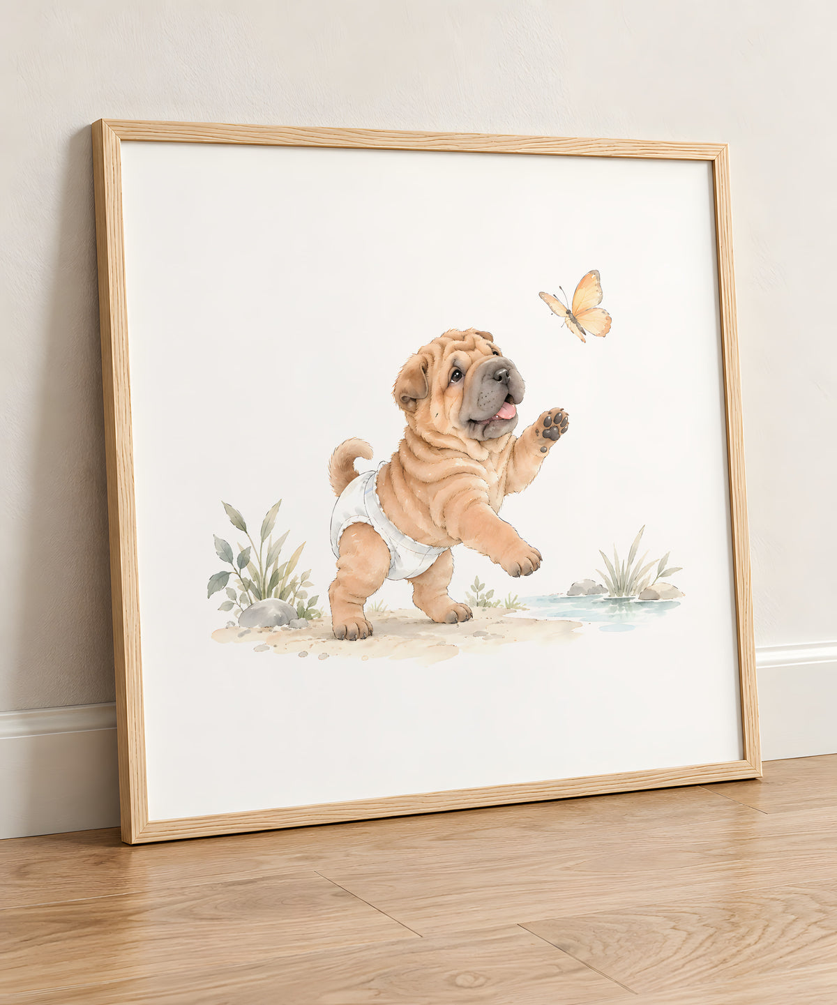 Bébé shar pei en couche blanche essaie d’attraper un papillon : cadre bois clair, 50 × 50 cm, en situation