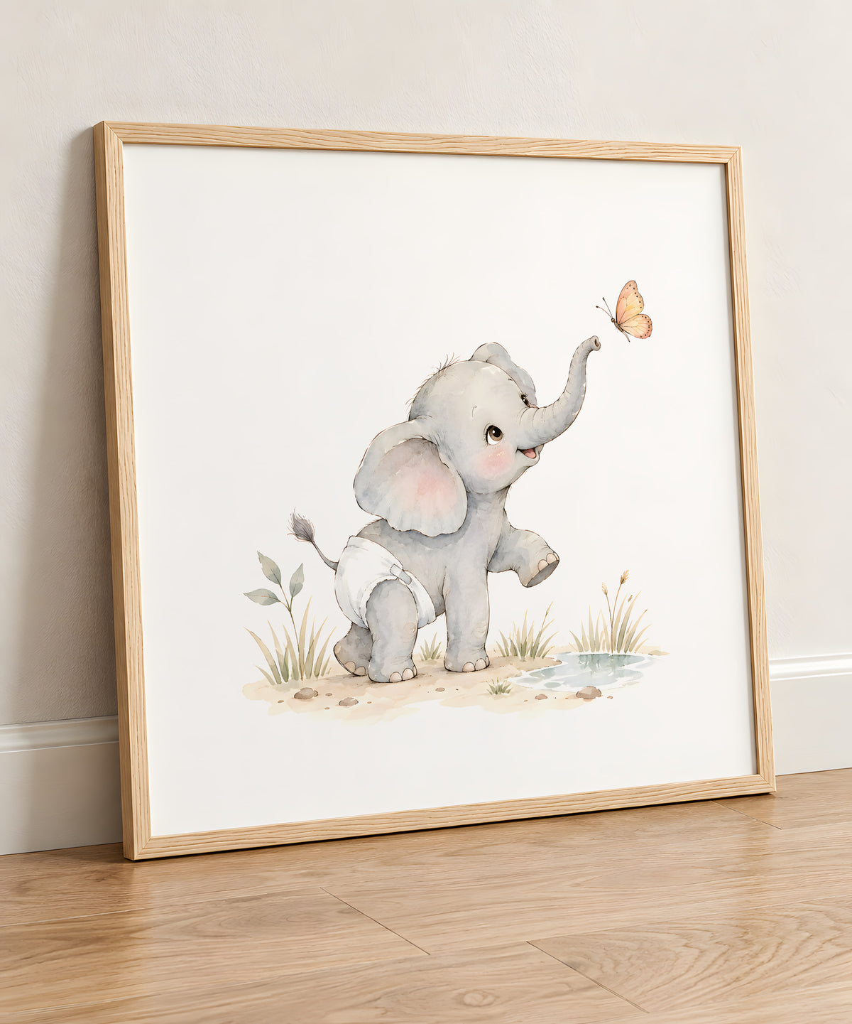 Bébé éléphant en couche blanche tend la trompe vers un papillon : cadre bois clair, 50 × 50 cm, en situation