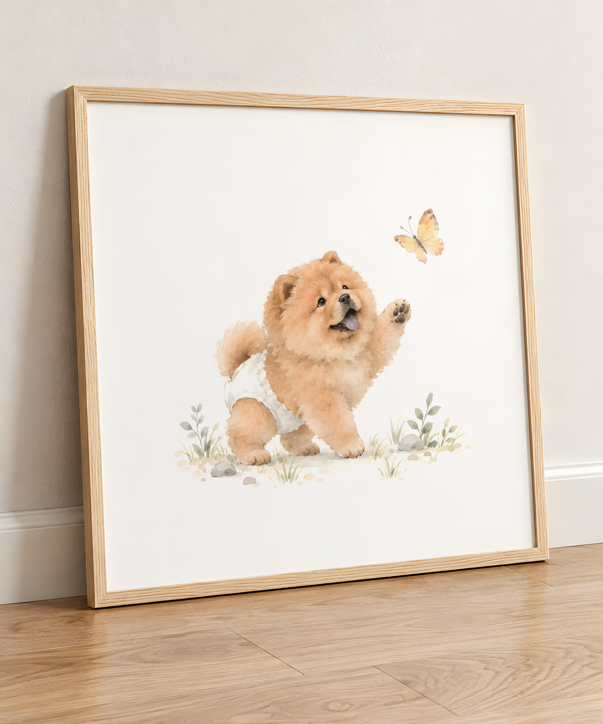 Petit chow chow en couche blanche essaie de saisir un papillon : cadre bois clair, 50 × 50 cm, en situation