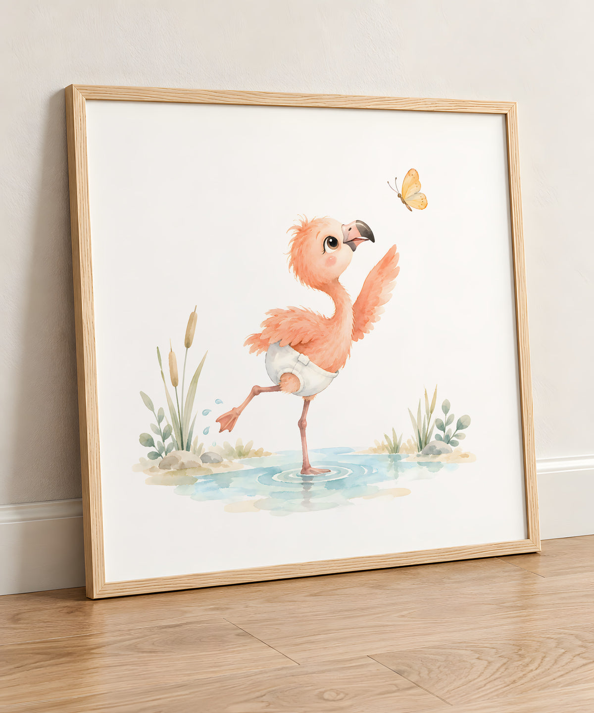 Bébé flamant rose en couche blanche poursuit un papillon près de l’eau : cadre bois clair, 50 × 50 cm, en situation