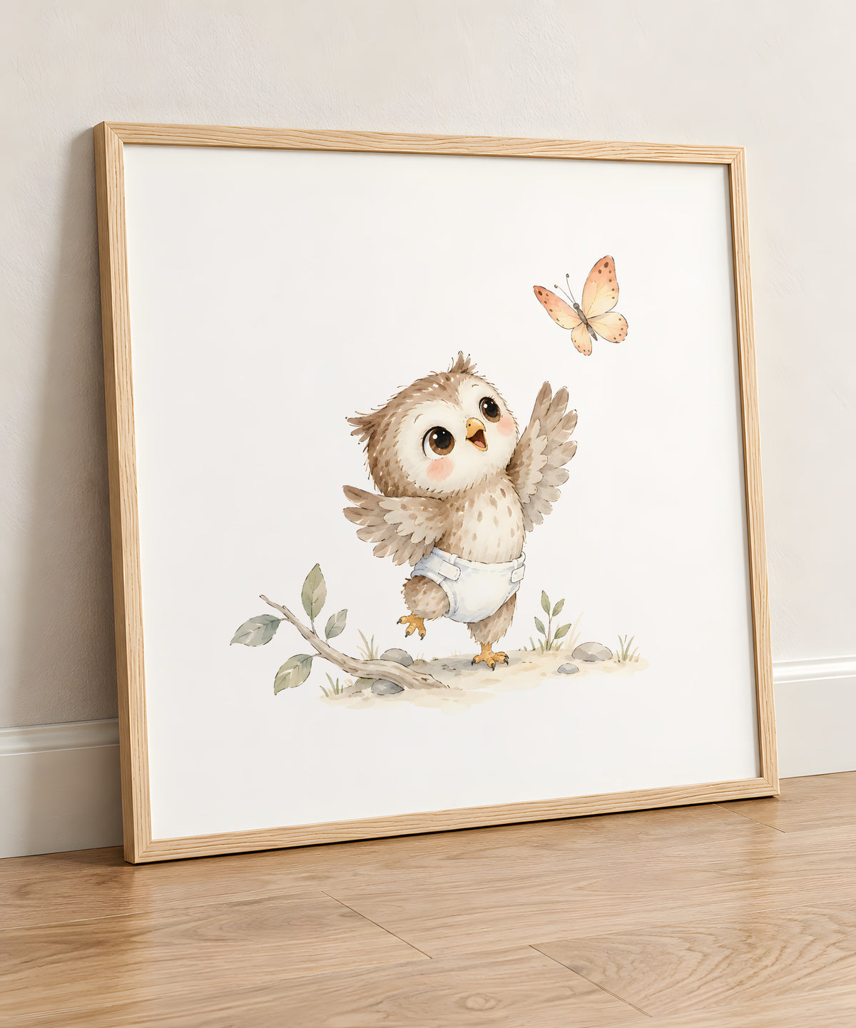 Bébé hibou en couche blanche essaie d’attraper un papillon : cadre bois clair, 50 × 50 cm, en situation