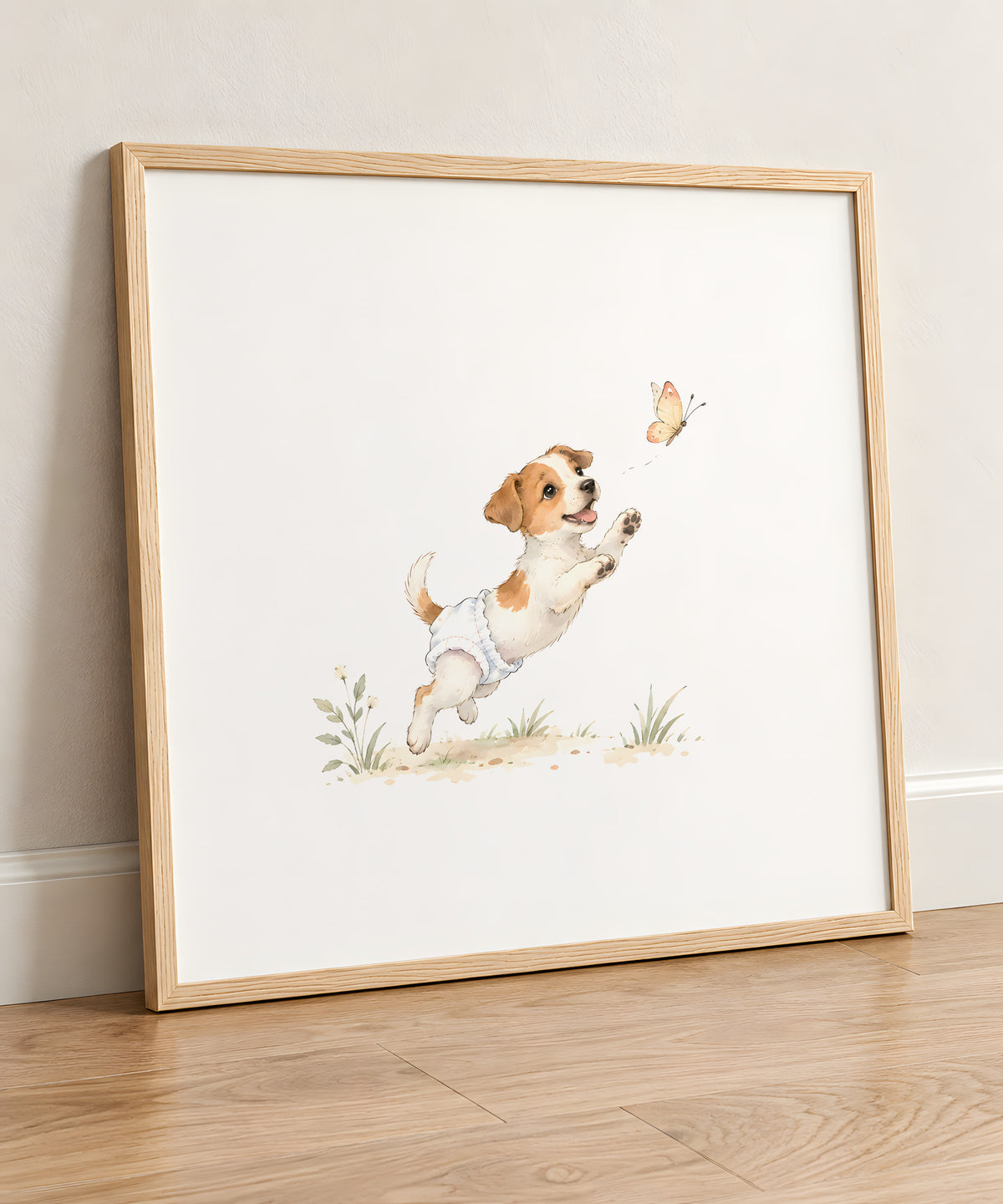 Petit jack russell en couche blanche à la poursuite d’un papillon : cadre bois clair, 50 × 50 cm, en situation