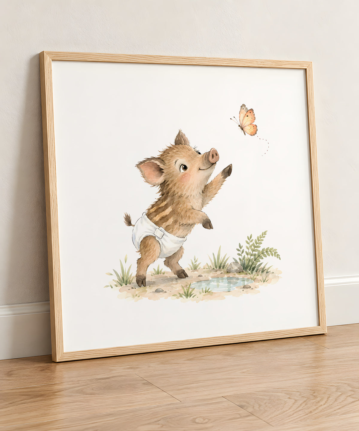 Petit marcassin en couche blanche tend la patte vers un papillon : cadre bois clair, 50 × 50 cm, en situation
