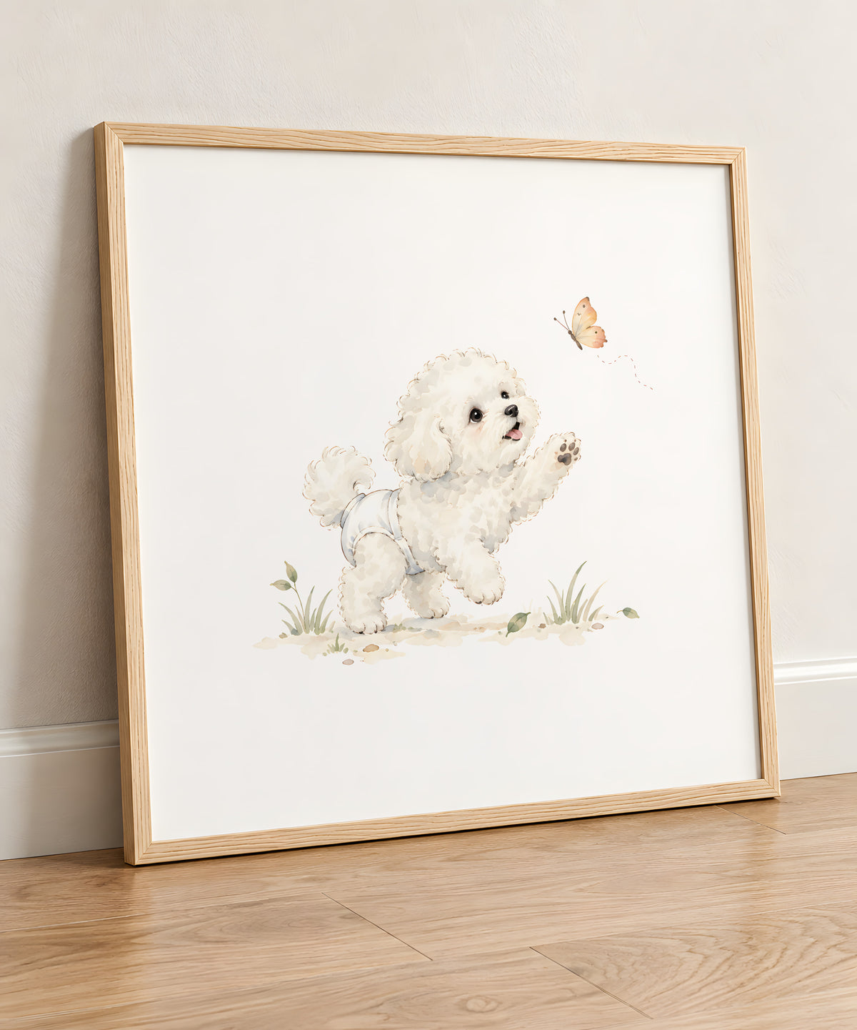 Bébé bichon frisé en couche blanche essaie d’attraper un papillon : cadre bois clair, 50 × 50 cm, en situation