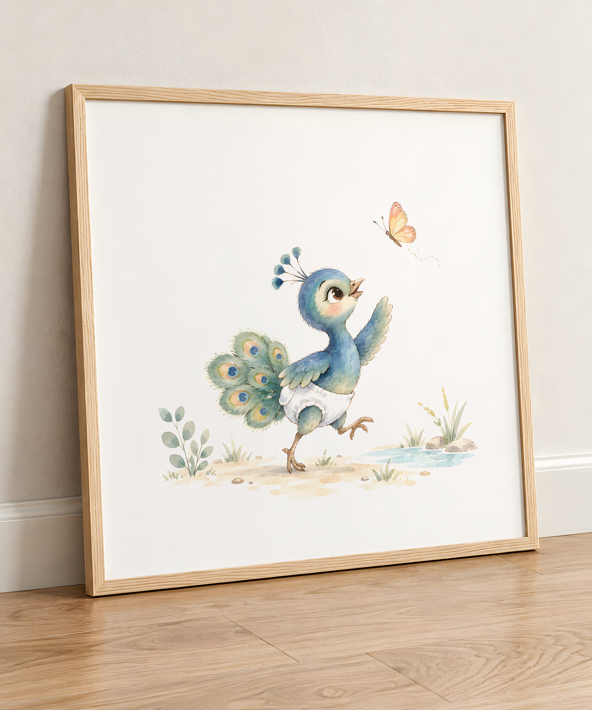 Bébé paon en couche blanche à la poursuite d’un papillon : cadre bois clair, 50 × 50 cm, en situation