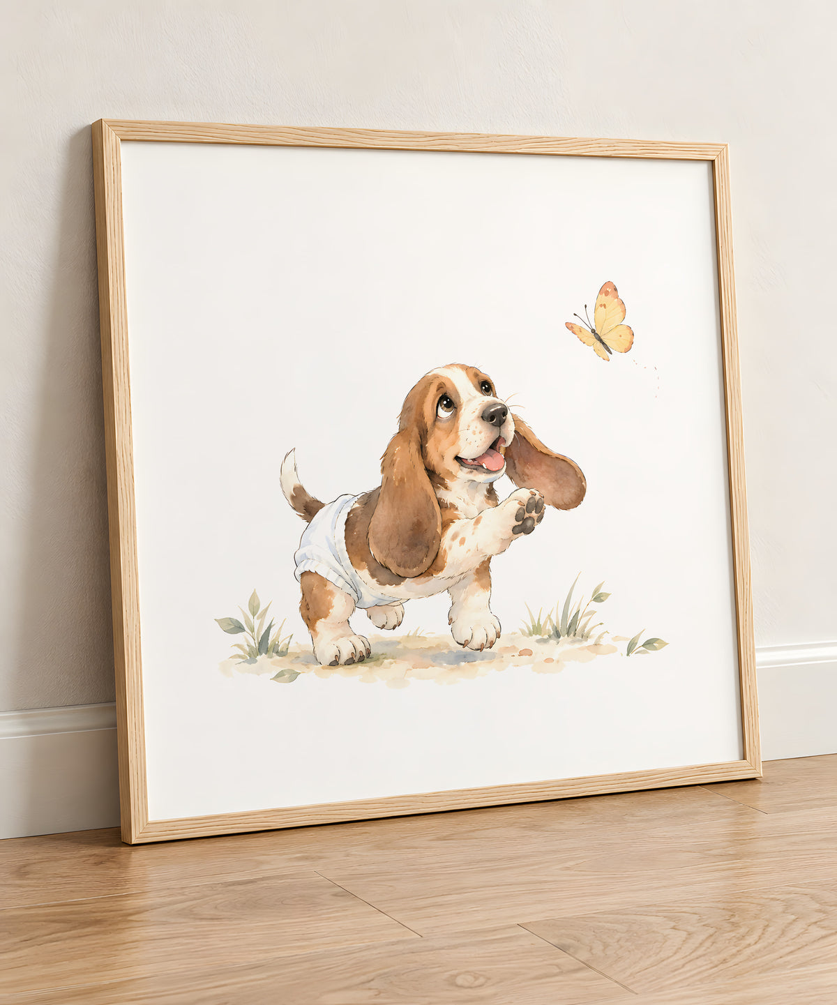 Bébé basset aux longues oreilles à la poursuite d’un papillon : cadre bois clair, 50 × 50 cm, en situation