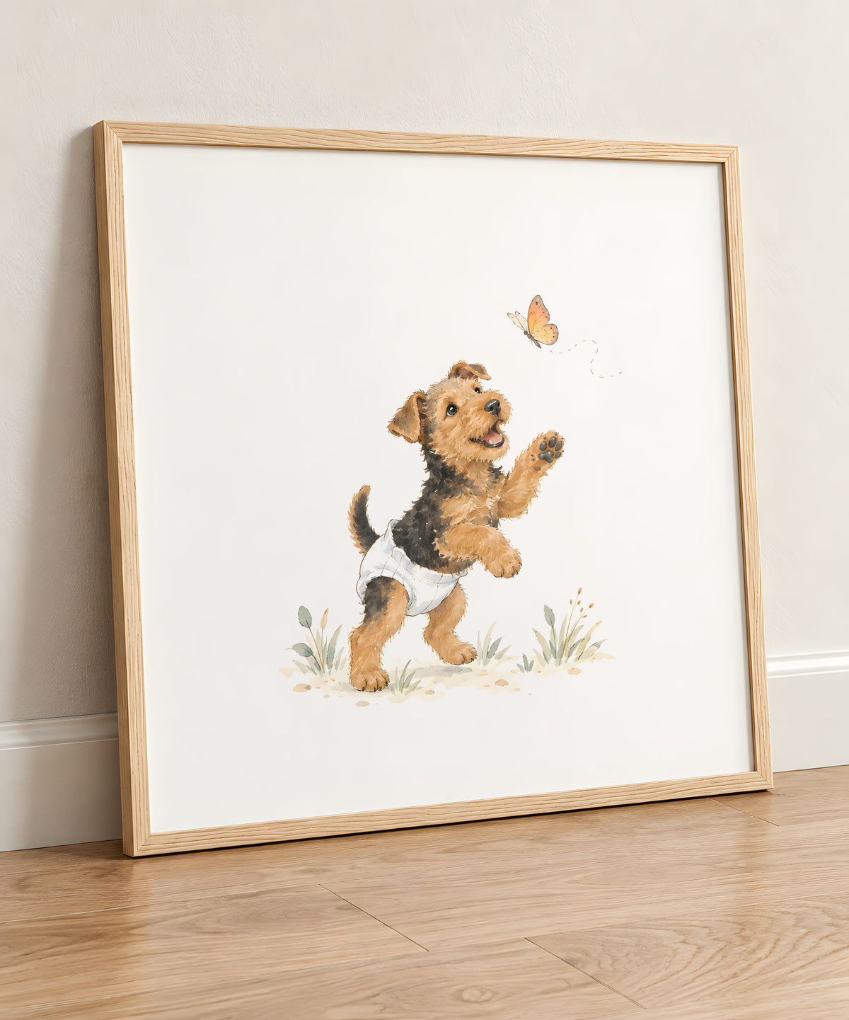 Bébé airedale terrier en couche blanche joue à attraper un papillon : cadre bois clair, 50 × 50 cm, en situation