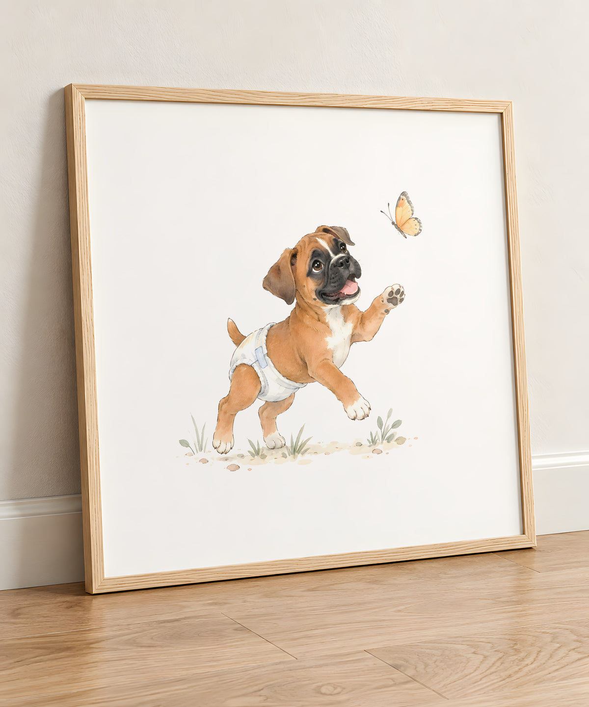 Chiot boxer fauve en couche blanche joue avec un papillon : cadre bois clair, 50 × 50 cm, en situation