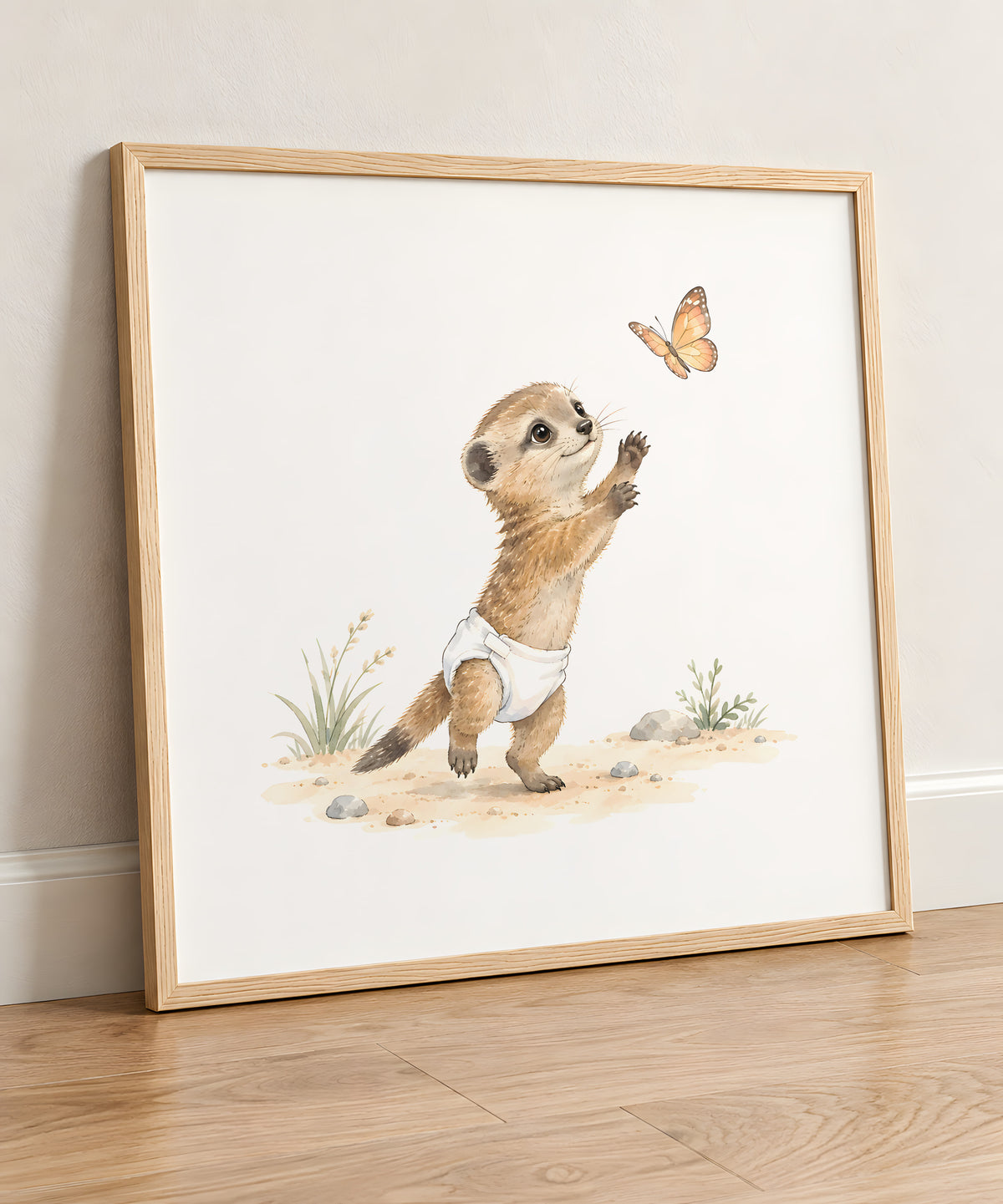 Petite mangouste en couche blanche à la poursuite d’un papillon : cadre bois clair, 50 × 50 cm, en situation