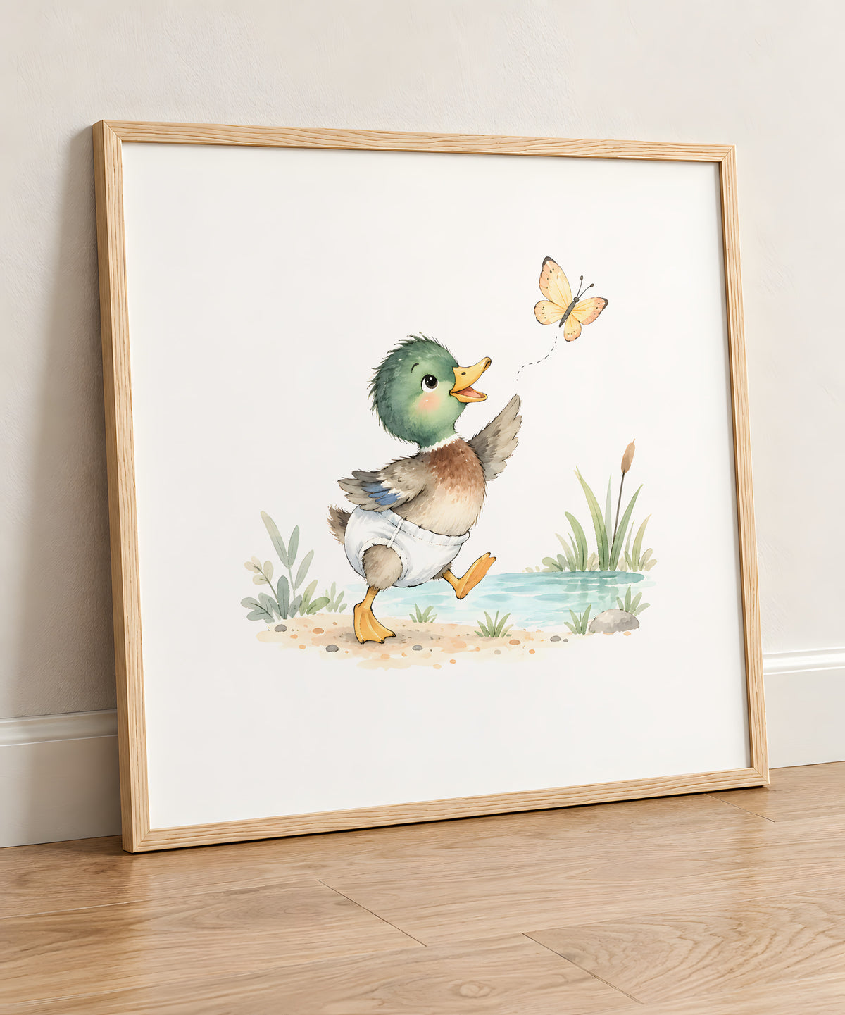 Bébé canard tend les ailes vers un papillon au bord de l’eau : cadre bois clair, 50 × 50 cm, en situation