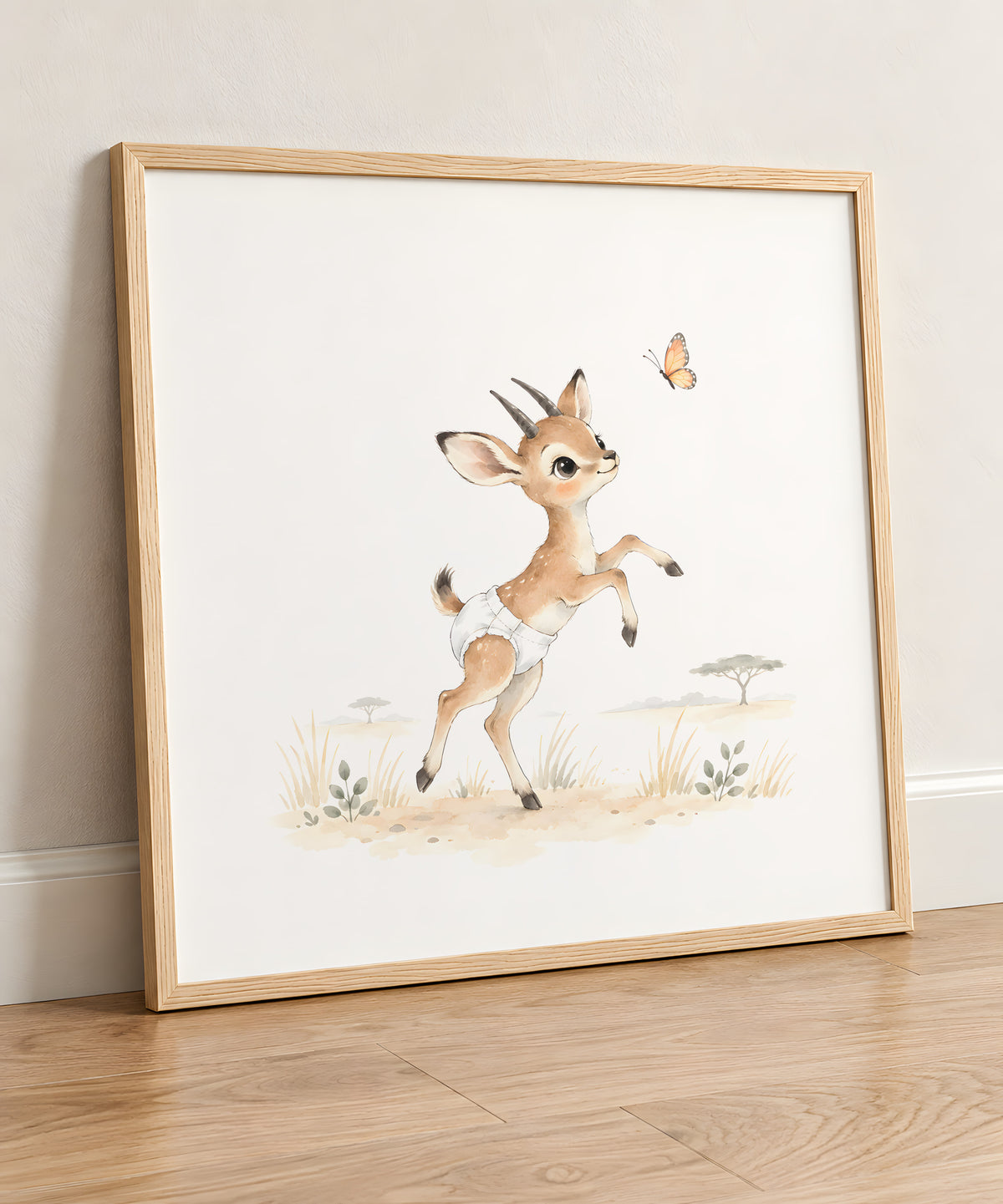 Petite antilope à la poursuite d’un papillon : cadre bois clair, 50 × 50 cm, en situation
