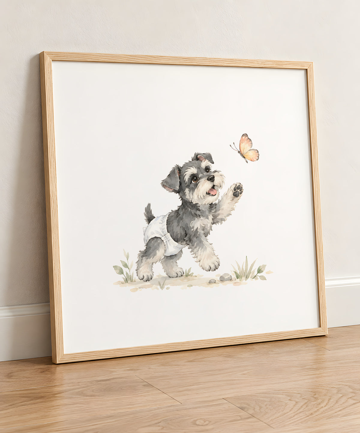 Chiot schnauzer nain en couche blanche à la poursuite d’un papillon : cadre bois clair, 50 × 50 cm, en situation