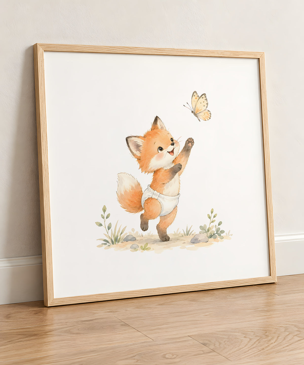 Renardeau en couche blanche à la poursuite d’un papillon : cadre bois clair, 50 × 50 cm, en situation