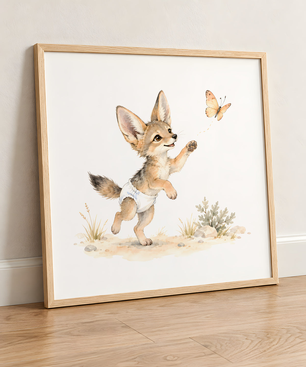 Bébé chacal essaie d’attraper un papillon en plein vol : cadre bois clair, 50 × 50 cm, en situation