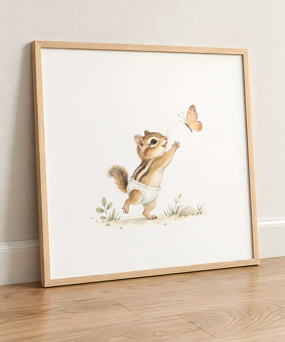 Bébé tamia en couche blanche cherche à attraper un papillon : cadre bois clair, 50 × 50 cm, en situation