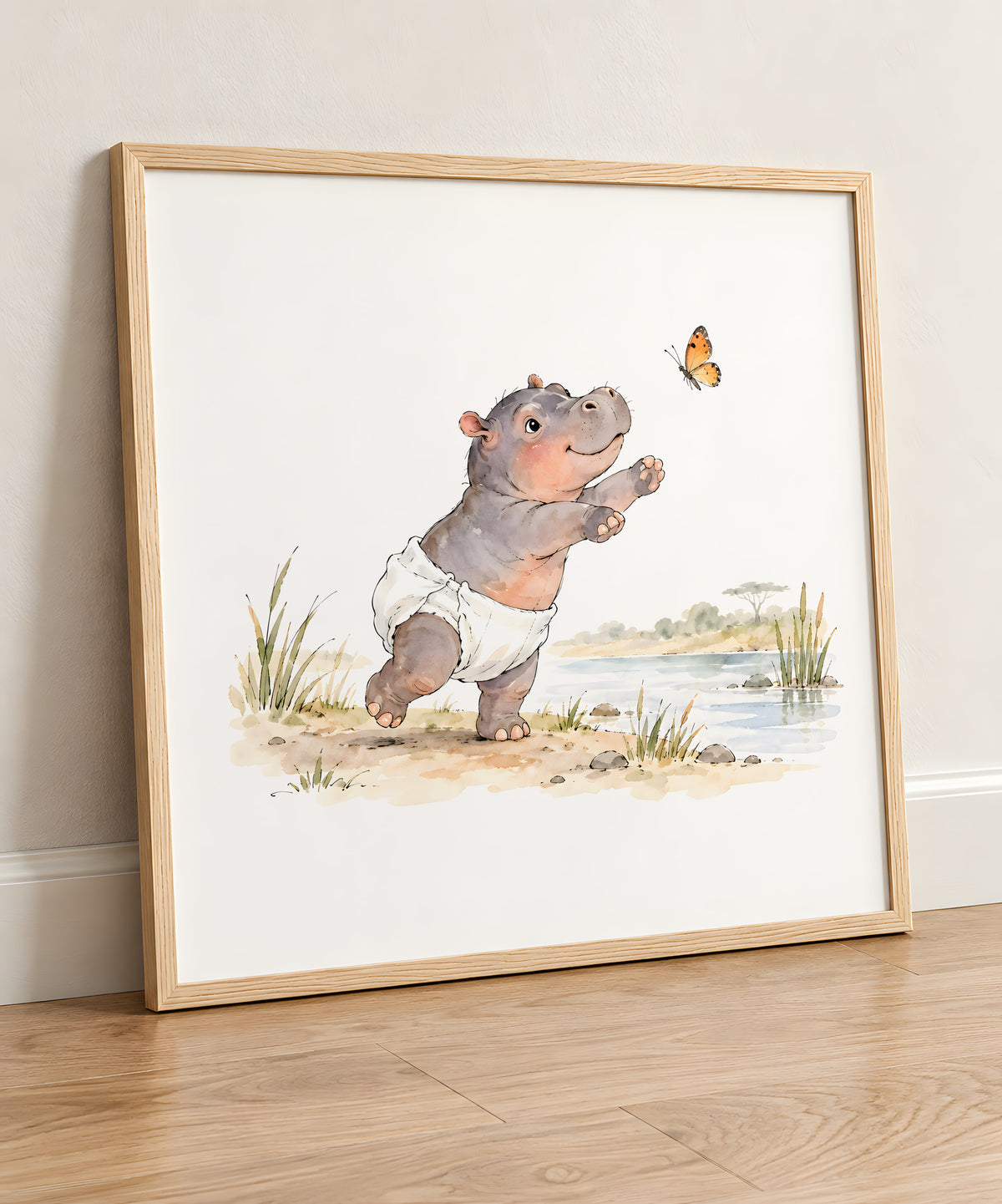 Bébé hippopotame en couche blanche essaie d’attraper un papillon : cadre bois clair, 50 × 50 cm, en situation