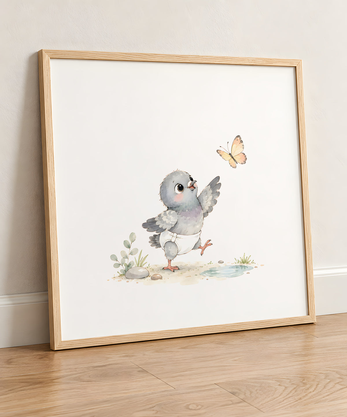 Bébé pigeon en couche blanche veut attraper un papillon : cadre bois clair, 50 × 50 cm, en situation