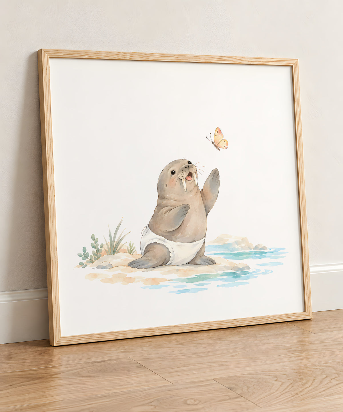 Bébé morse en couche blanche tente d’attraper un papillon : cadre bois clair, 50 × 50 cm, en situation