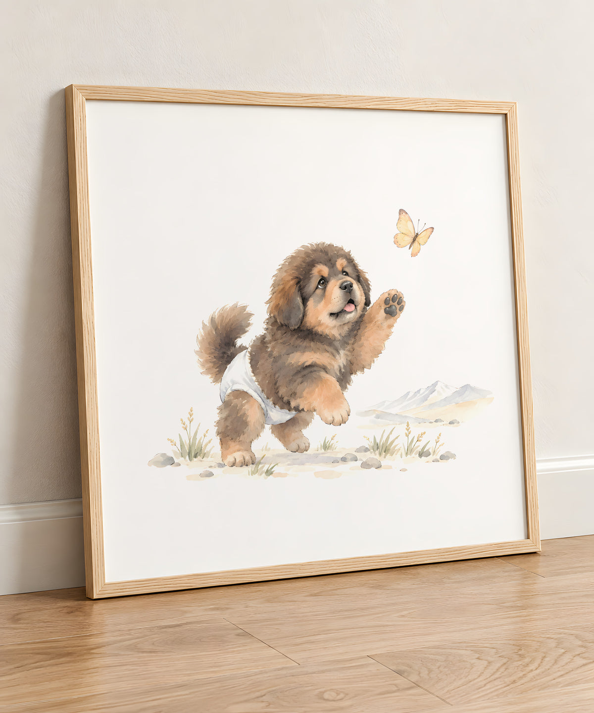 Bébé dogue du Tibet en couche blanche à la poursuite d’un papillon : cadre bois clair, 50 × 50 cm, en situation