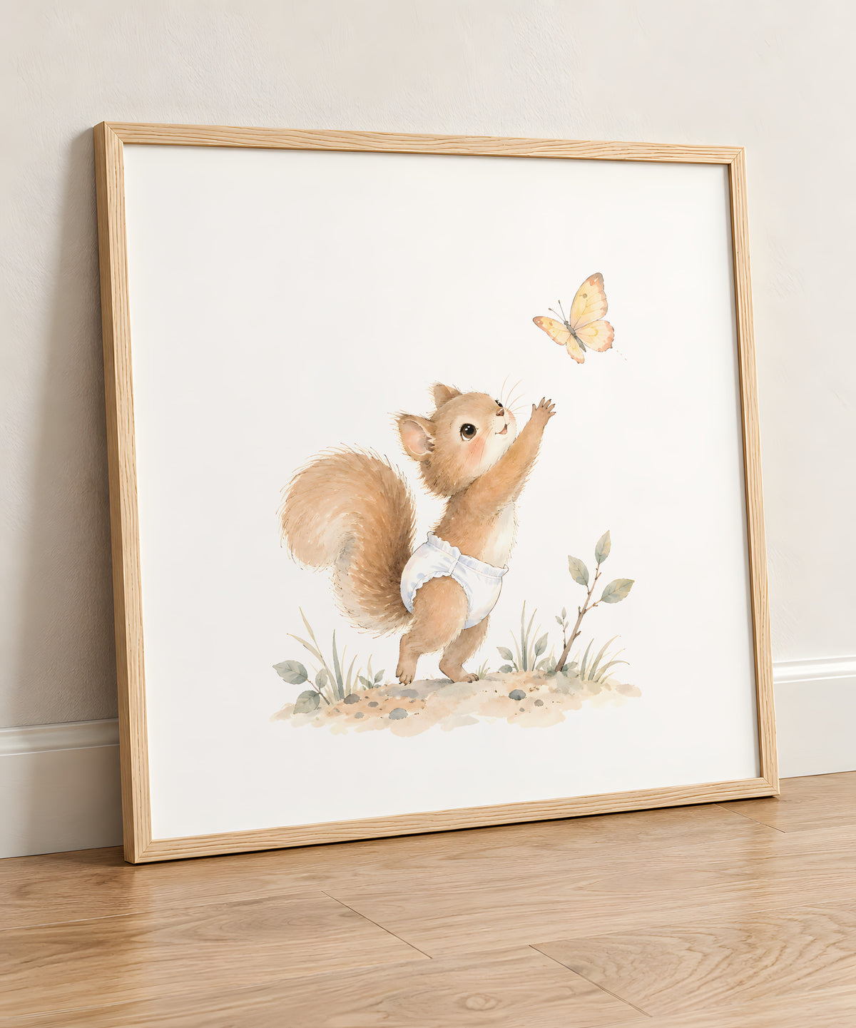 Bébé écureuil en couche blanche tente de saisir un papillon : cadre bois clair, 50 × 50 cm, en situation