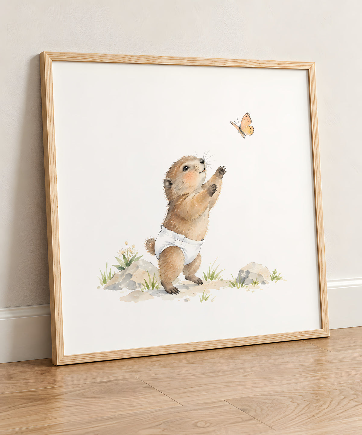 Bébé marmotte en couche blanche essaie de saisir un papillon : cadre bois clair, 50 × 50 cm, en situation