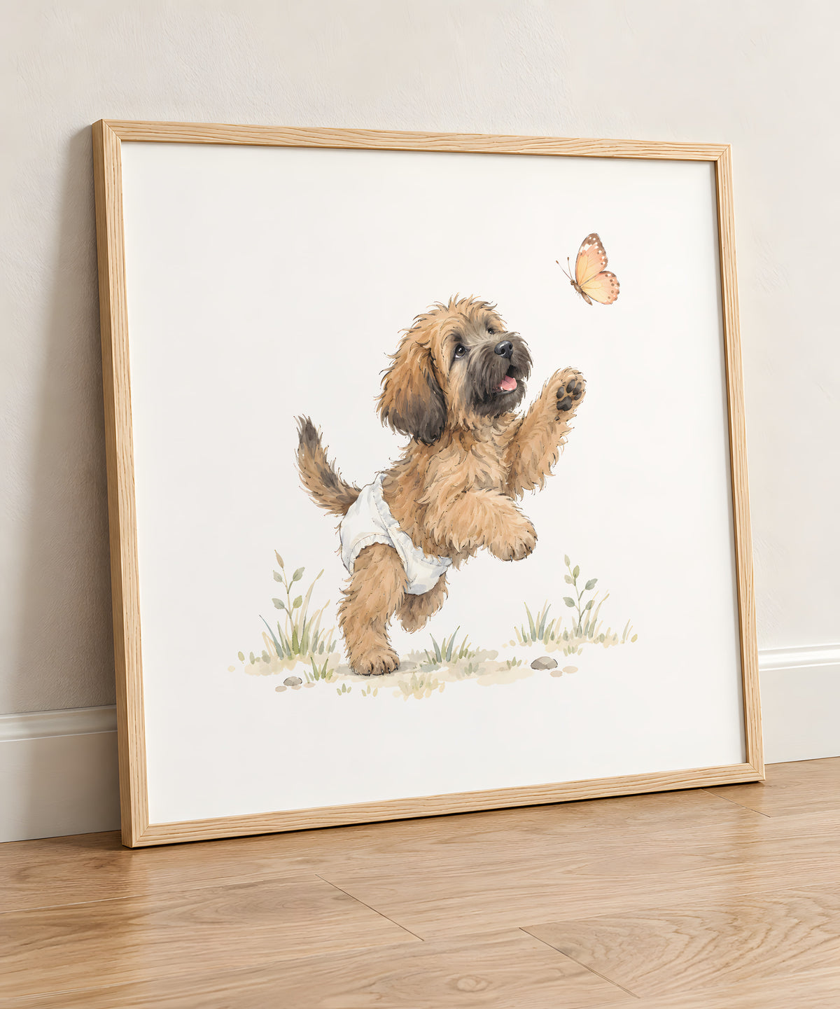 Petit briard en couche blanche cherche à attraper un papillon : cadre bois clair, 50 × 50 cm, en situation