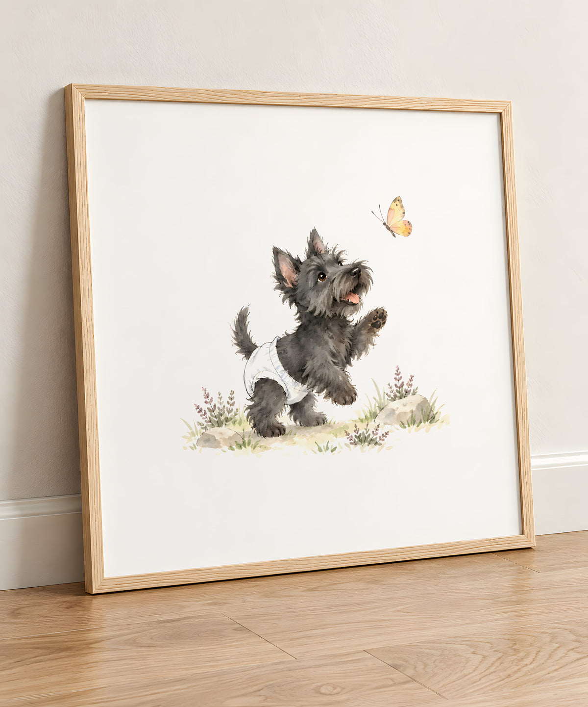 Bébé terrier écossais en couche blanche attrape un papillon au vol : cadre bois clair, 50 × 50 cm, en situation