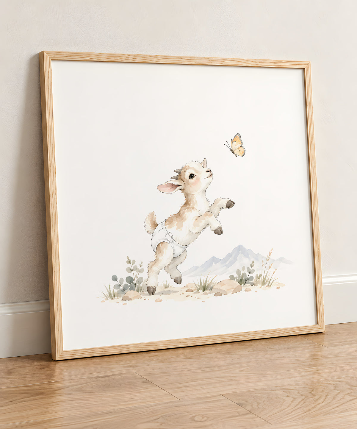 Petit chevreau en couche blanche à la poursuite d’un papillon : cadre bois clair, 50 × 50 cm, en situation