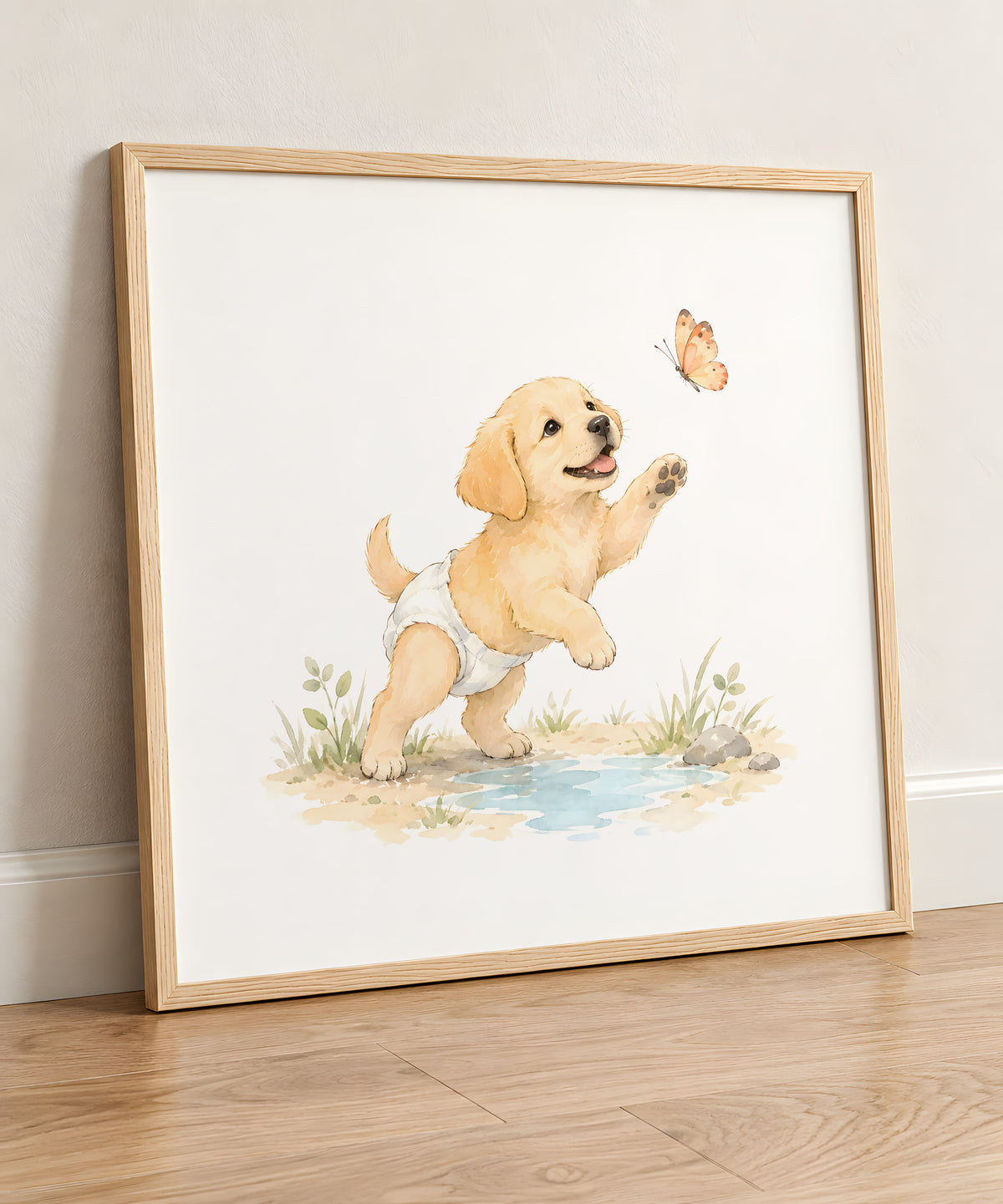 Chiot labrador jaune en couche blanche à la chasse au papillon : cadre bois clair, 50 × 50 cm, en situation