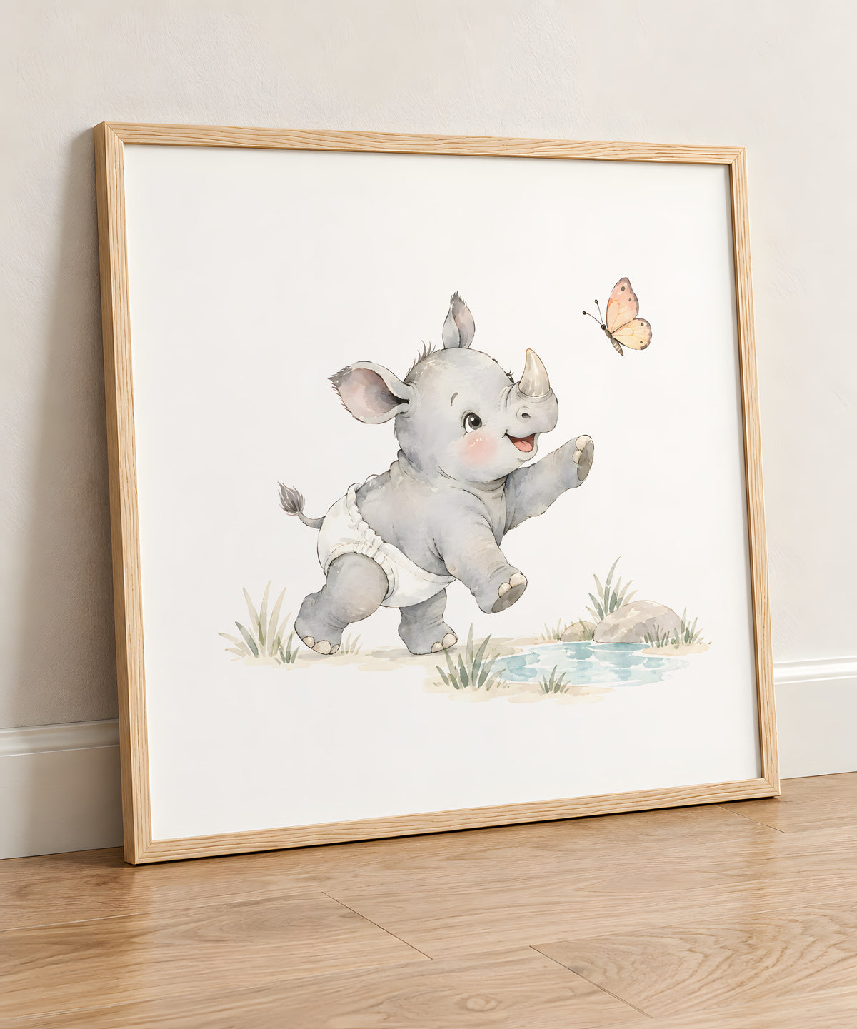 Bébé rhinocéros essaie d’attraper un papillon dans la savane : cadre bois clair, 50 × 50 cm, en situation