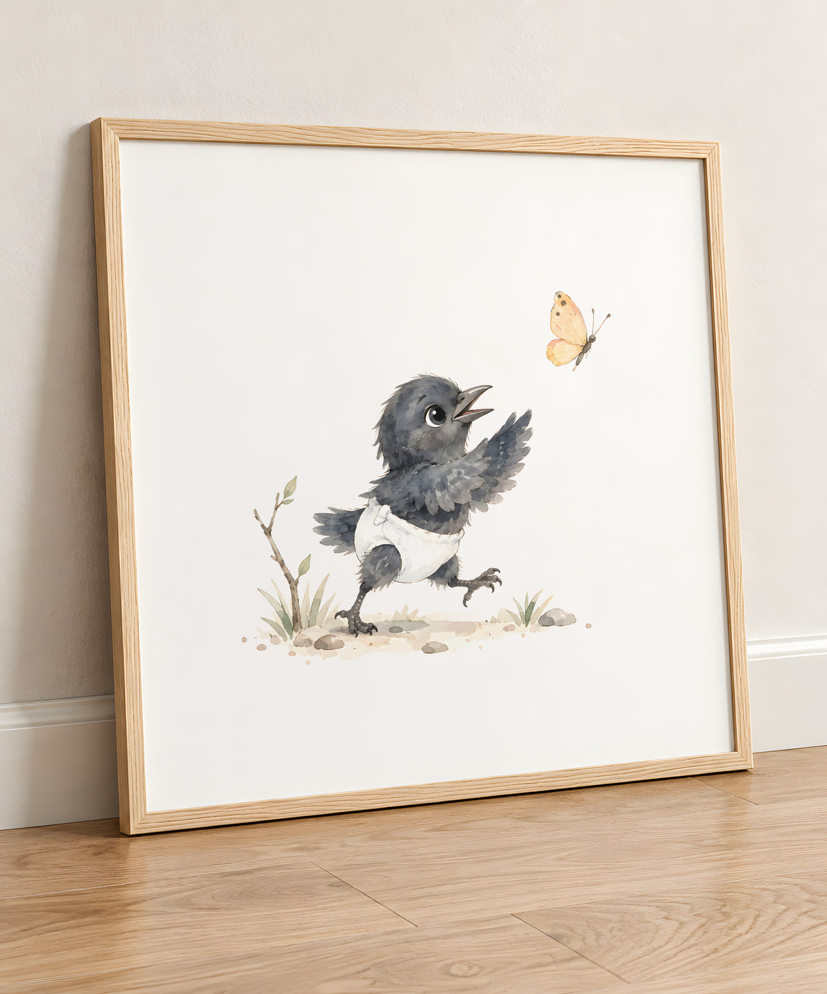 Un bébé corbeau en couche blanche veut attraper un papillon : cadre bois clair, 50 × 50 cm, en situation