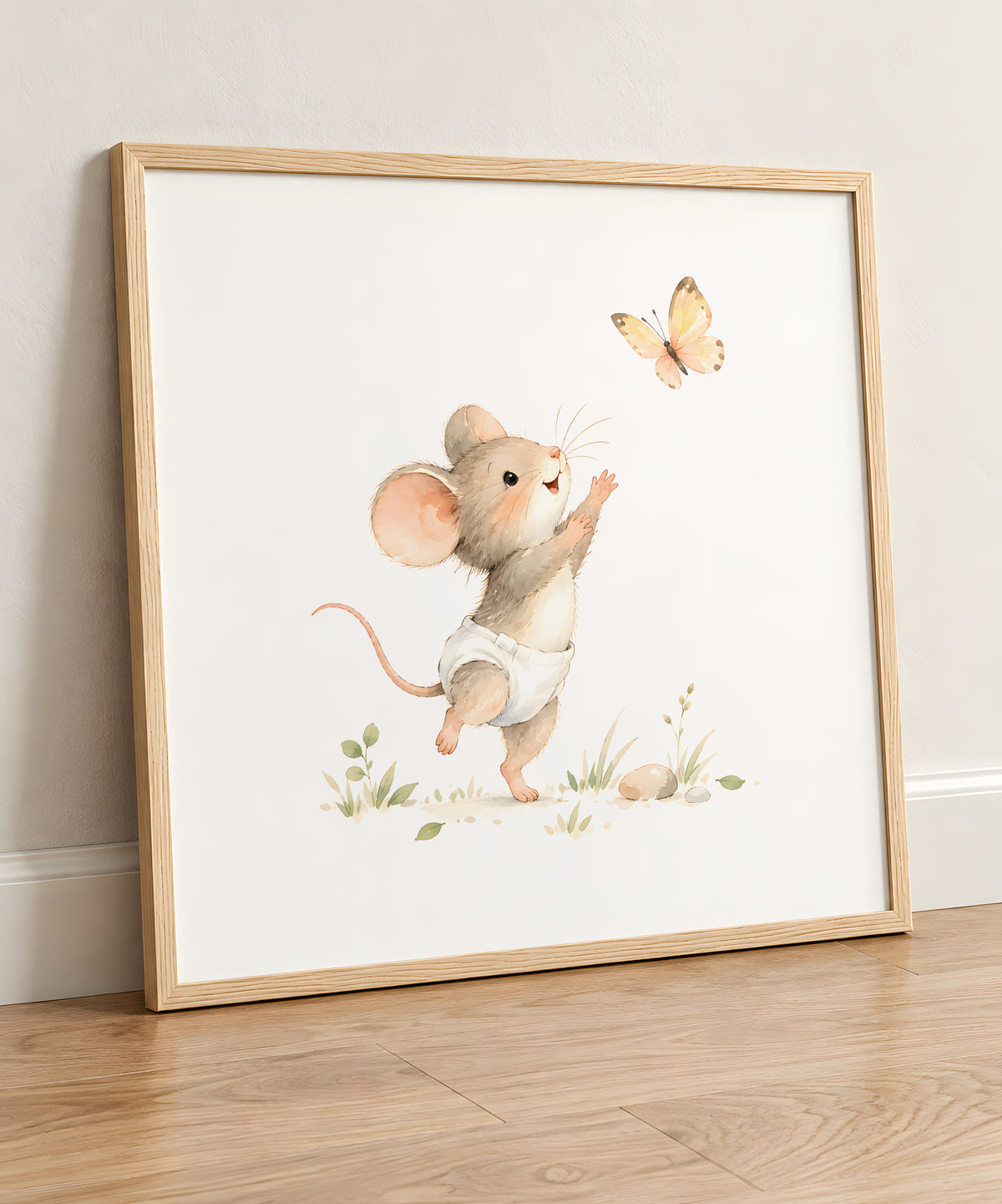 Petite souris en couche blanche à la poursuite d’un papillon : cadre bois clair, 50 × 50 cm, en situation
