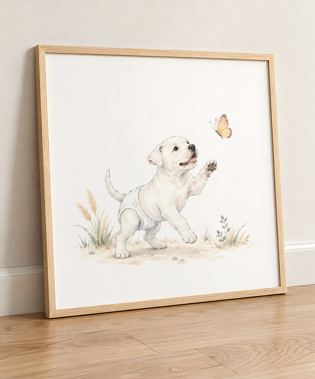 Bébé dogue argentin en couche blanche tente de saisir un papillon : cadre bois clair, 50 × 50 cm, en situation