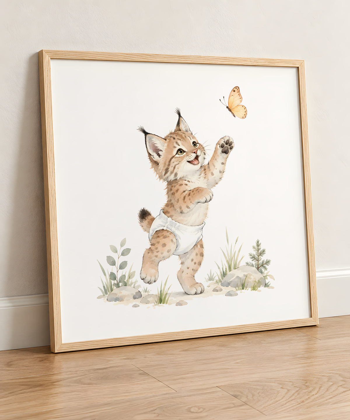 Petit lynx en couche blanche à la chasse au papillon : cadre bois clair, 50 × 50 cm, en situation