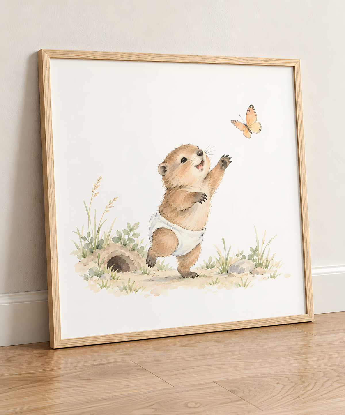 Bébé marmotte en couche blanche veut attraper le papillon : cadre bois clair, 50 × 50 cm, en situation