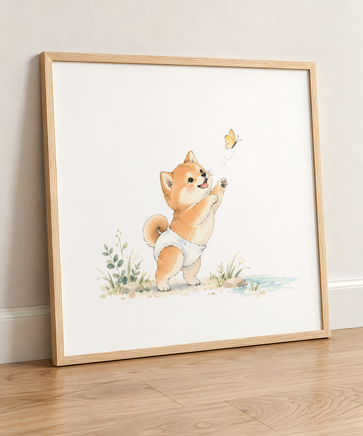 Bébé shiba inu en couche blanche à la poursuite d’un papillon : cadre bois clair, 50 × 50 cm, en situation