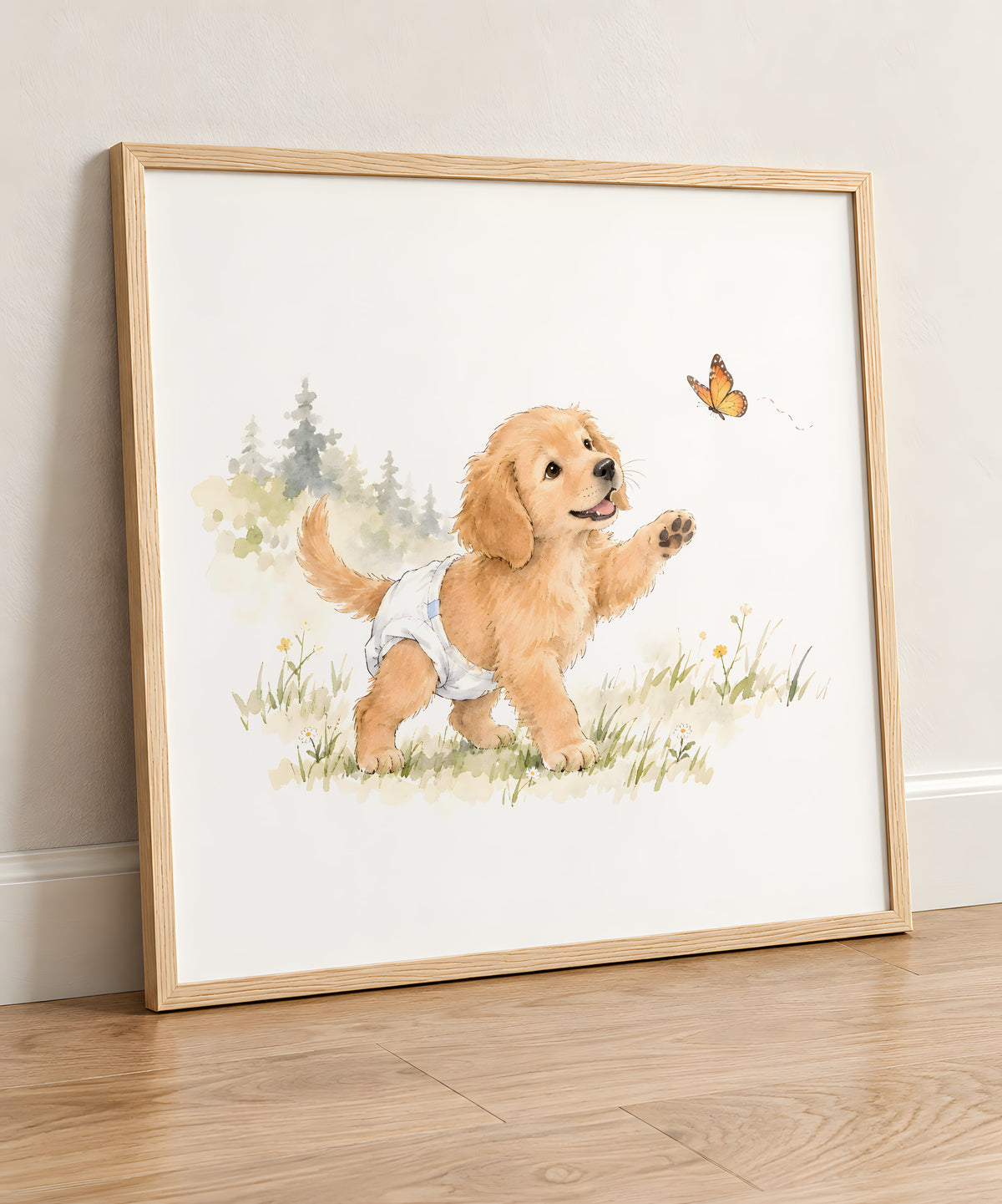 Chiot golden retriever en couche blanche essayant d’attraper un papillon : cadre bois clair, 50 × 50 cm, en situation