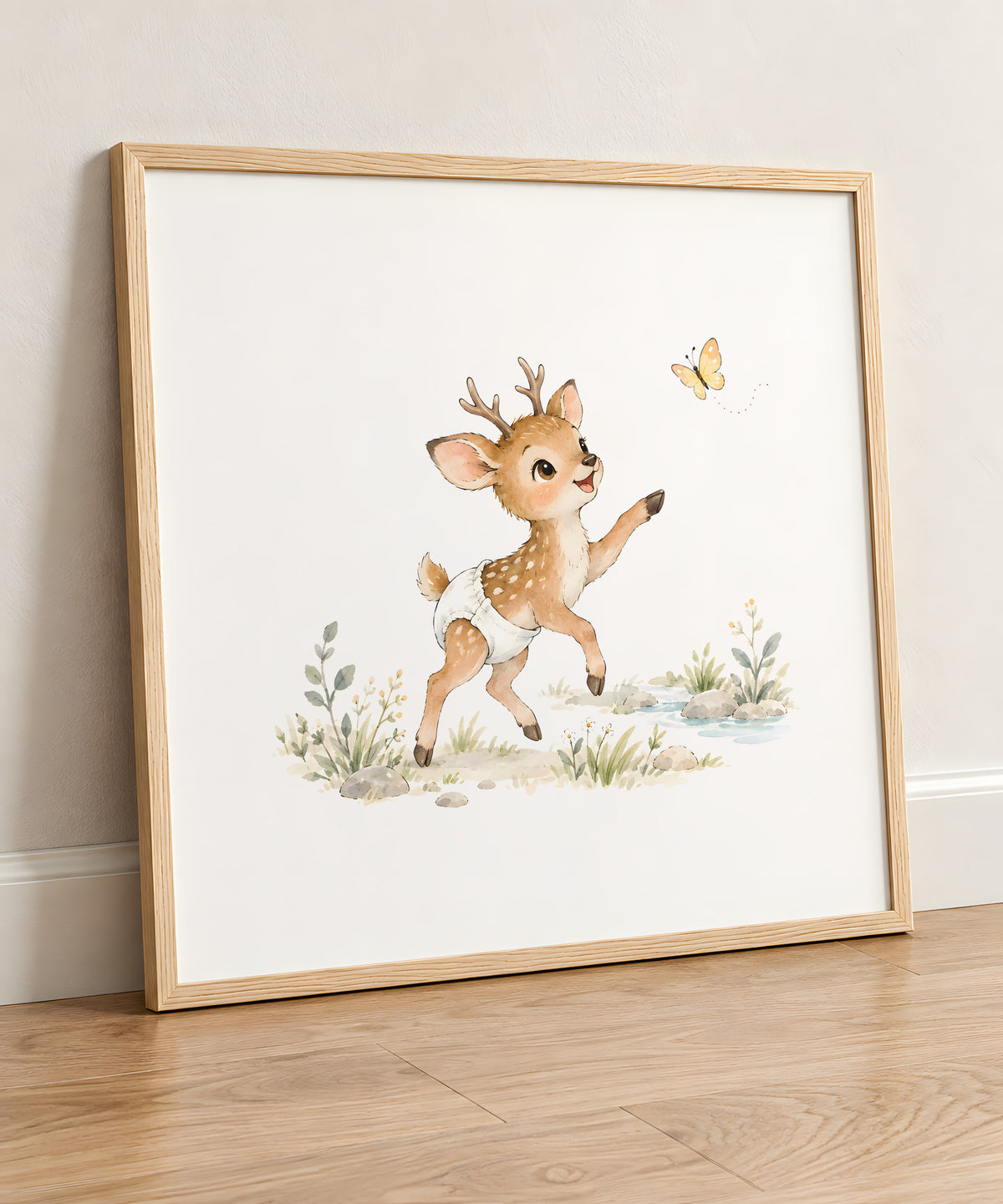 Bébé cerf en couche blanche poursuit un papillon dans les bois : cadre bois clair, 50 × 50 cm, en situation