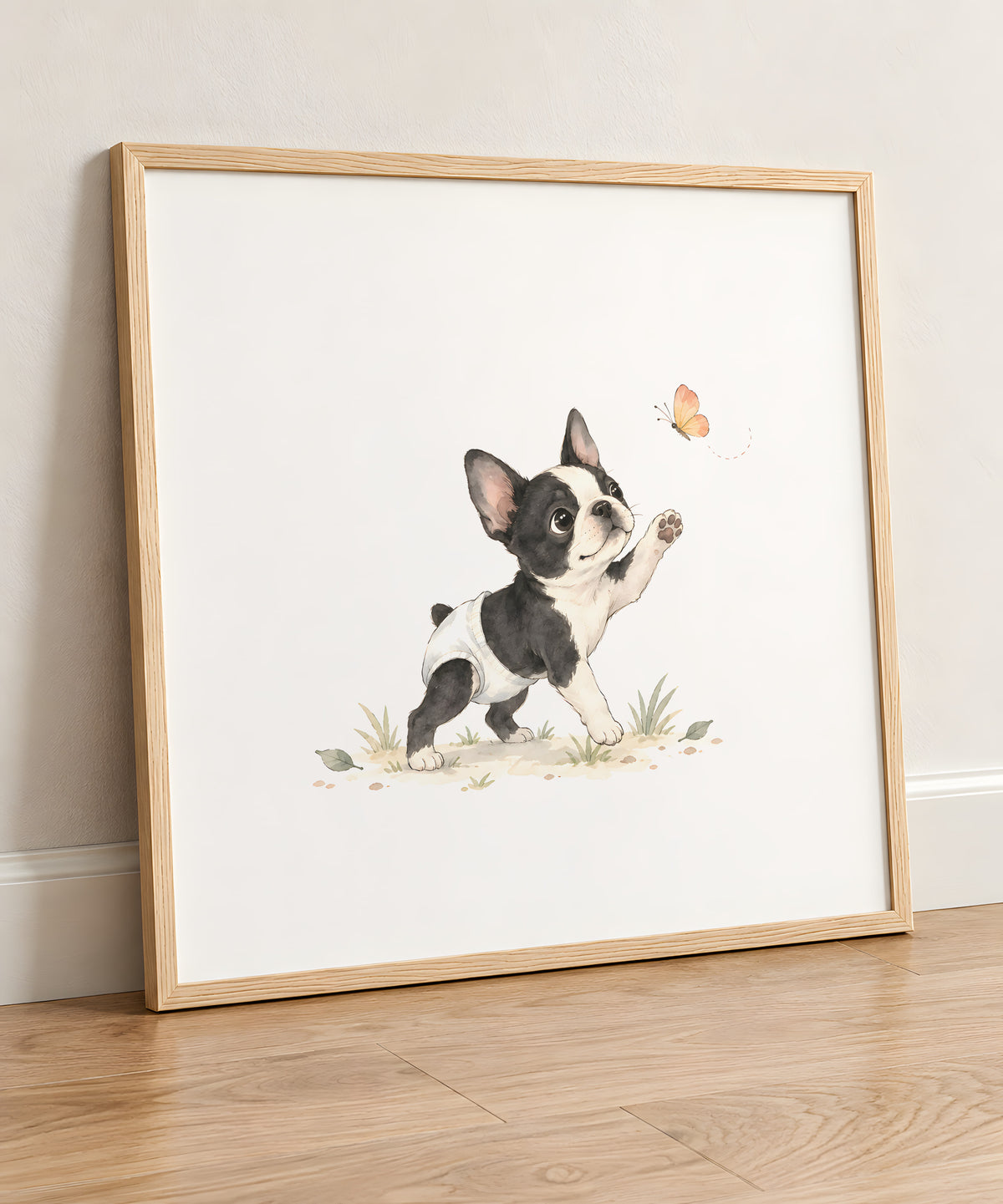 Bébé boston terrier en couche blanche essaie d’attraper un papillon : cadre bois clair, 50 × 50 cm, en situation