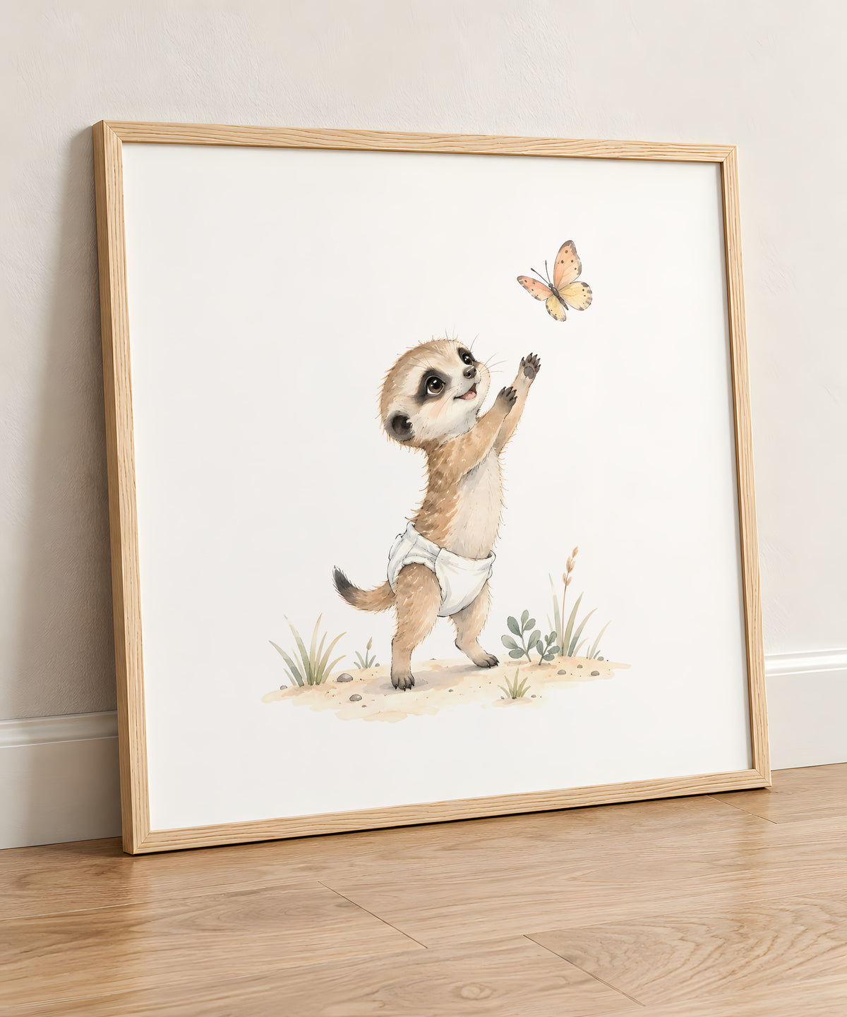 Petit suricate en couche blanche prêt à attraper un papillon : cadre bois clair, 50 × 50 cm, en situation