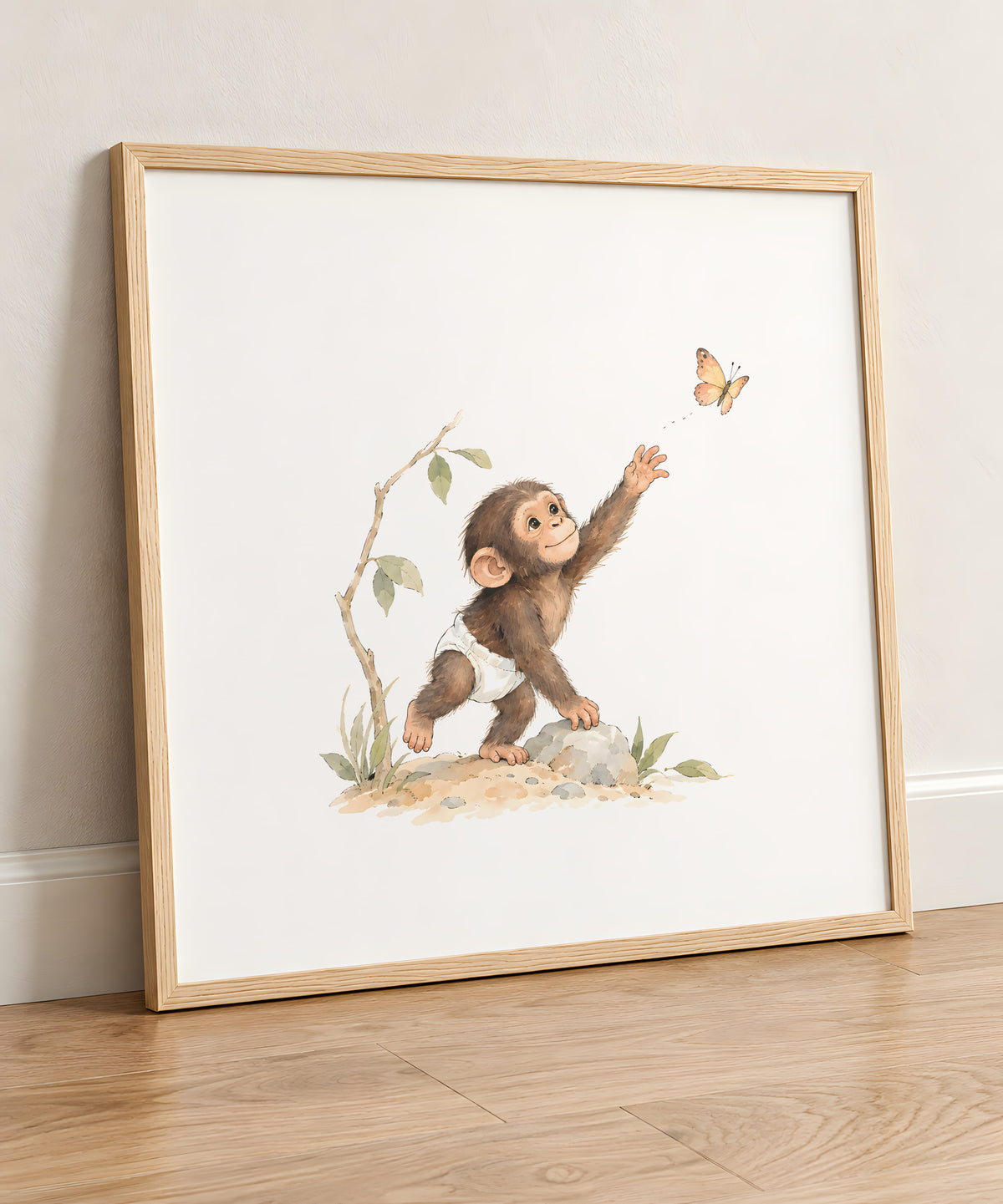 Bébé chimpanzé en couche blanche joue à attraper un papillon : cadre bois clair, 50 × 50 cm, en situation