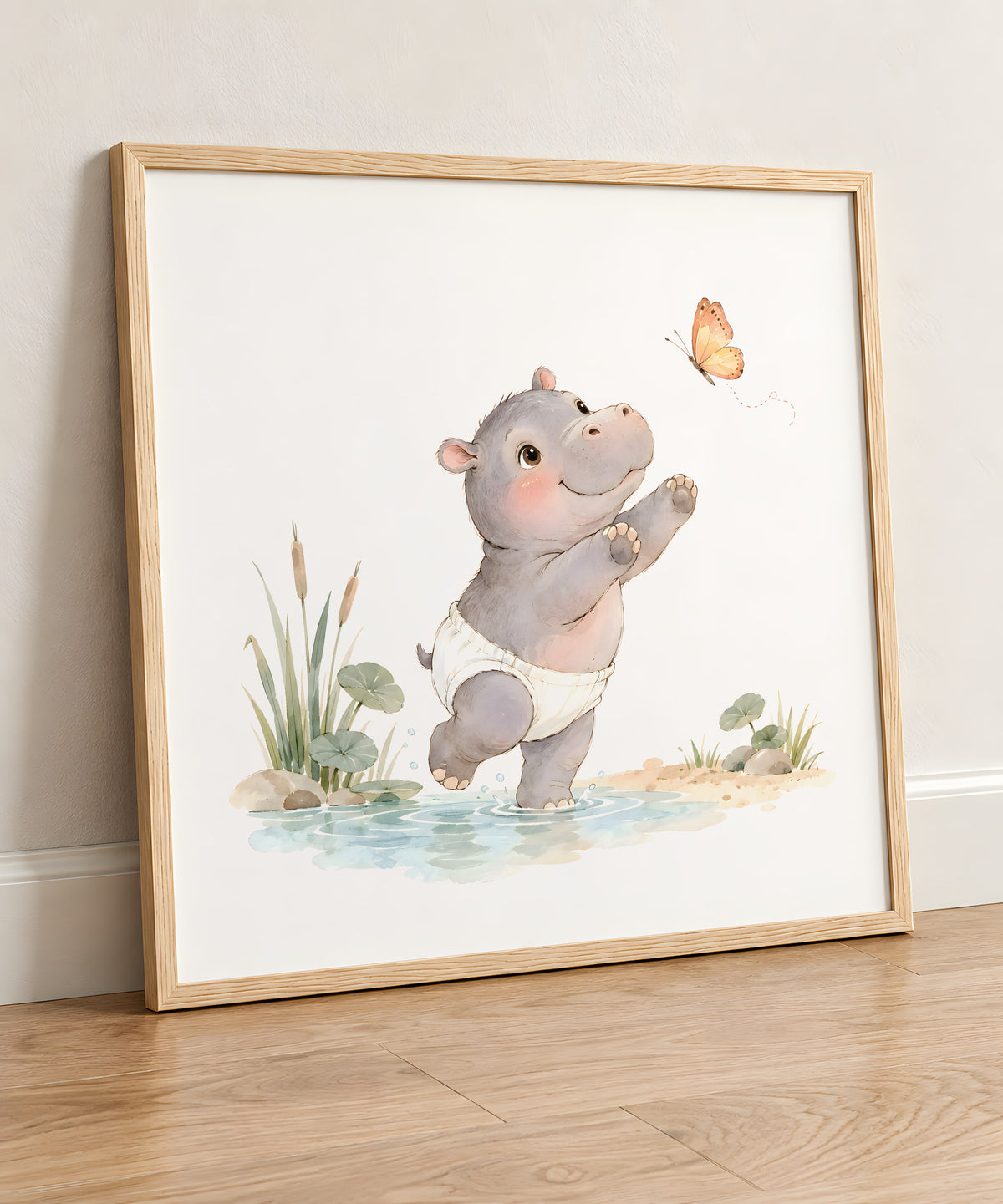 Bébé hippopotame en couche veut attraper un papillon près de l’eau : cadre bois clair, 50 × 50 cm, en situation