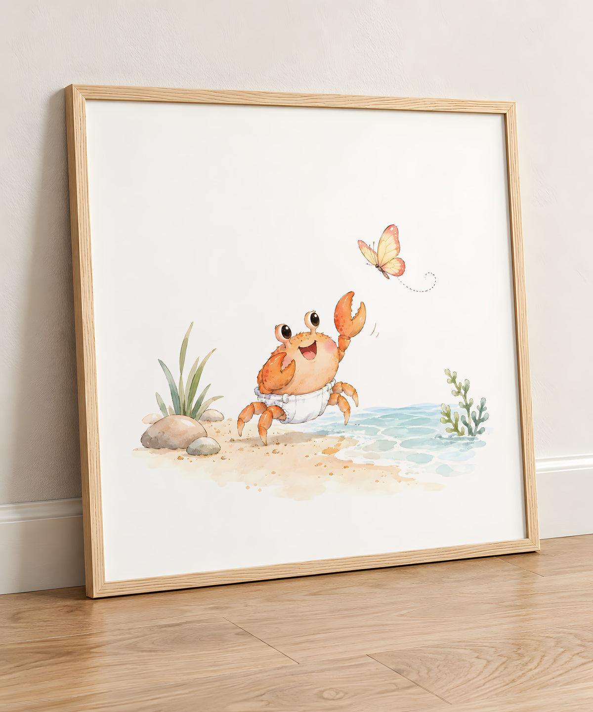 Bébé crabe en couche blanche lève ses pinces vers un papillon : cadre bois clair, 50 × 50 cm, en situation