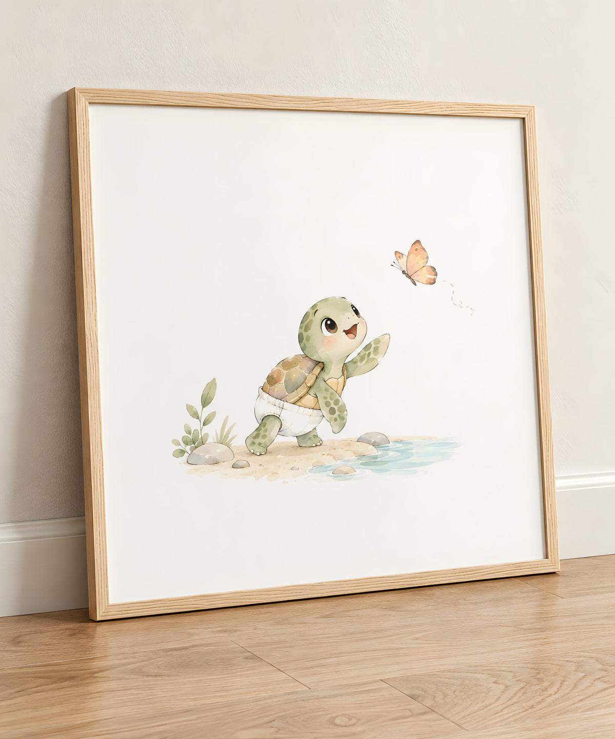 Bébé tortue tend les pattes vers un papillon au bord de l’eau : cadre bois clair, 50 × 50 cm, en situation