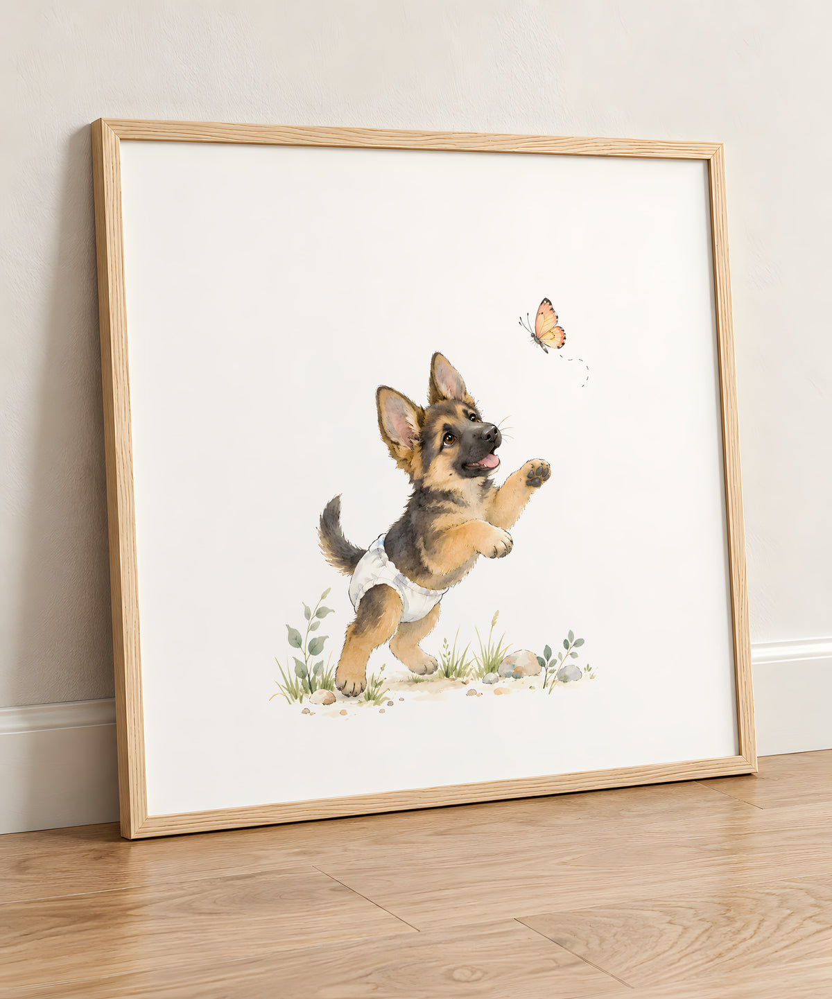 Chiot berger allemand en couche blanche tente d’attraper un papillon : cadre bois clair, 50 × 50 cm, en situation