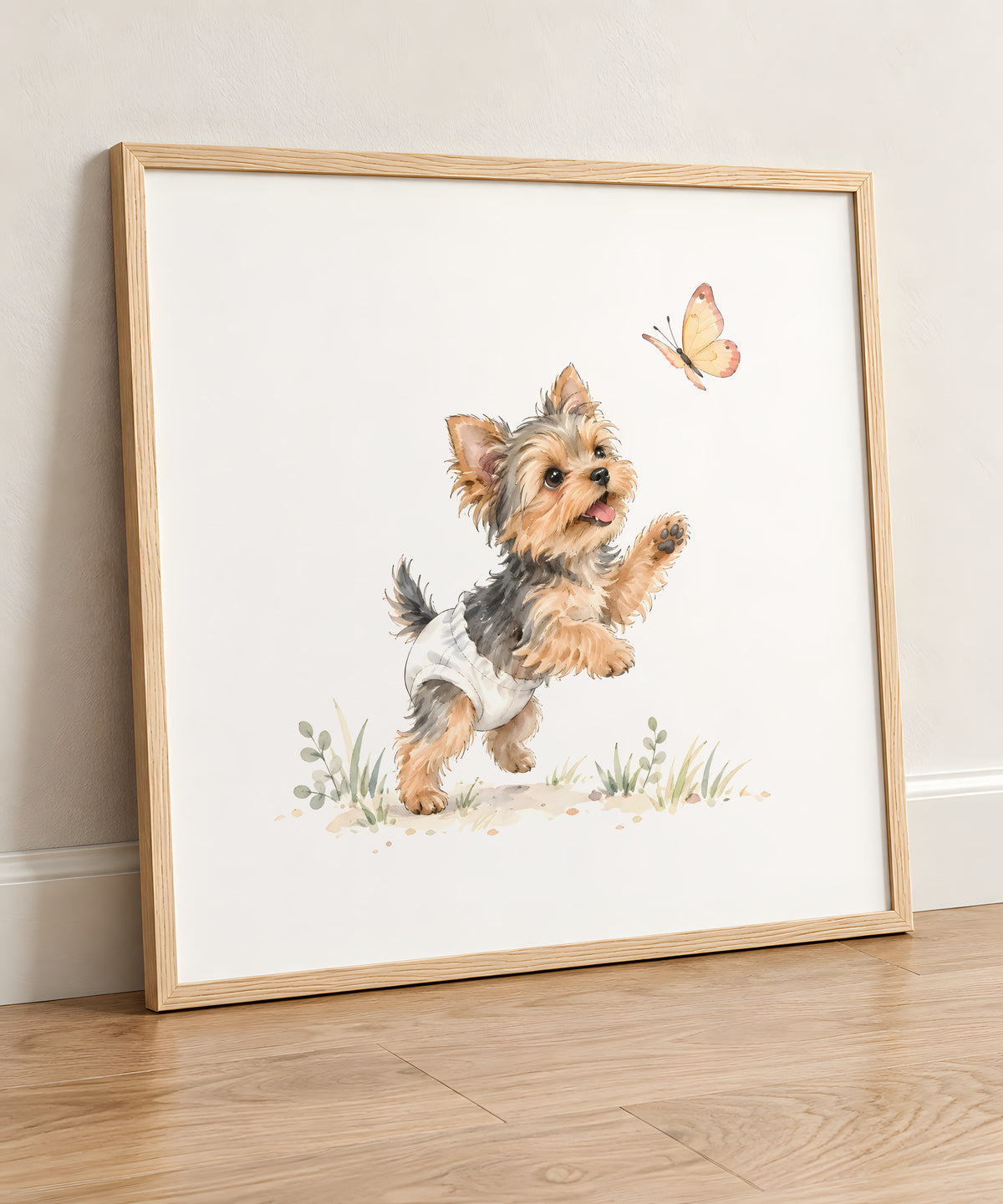 Chiot yorkshire en couche blanche bondit vers un papillon : cadre bois clair, 50 × 50 cm, en situation