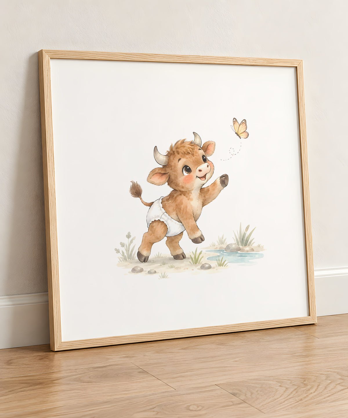 Bébé taureau en couche blanche poursuit un papillon dans la prairie : cadre bois clair, 50 × 50 cm, en situation