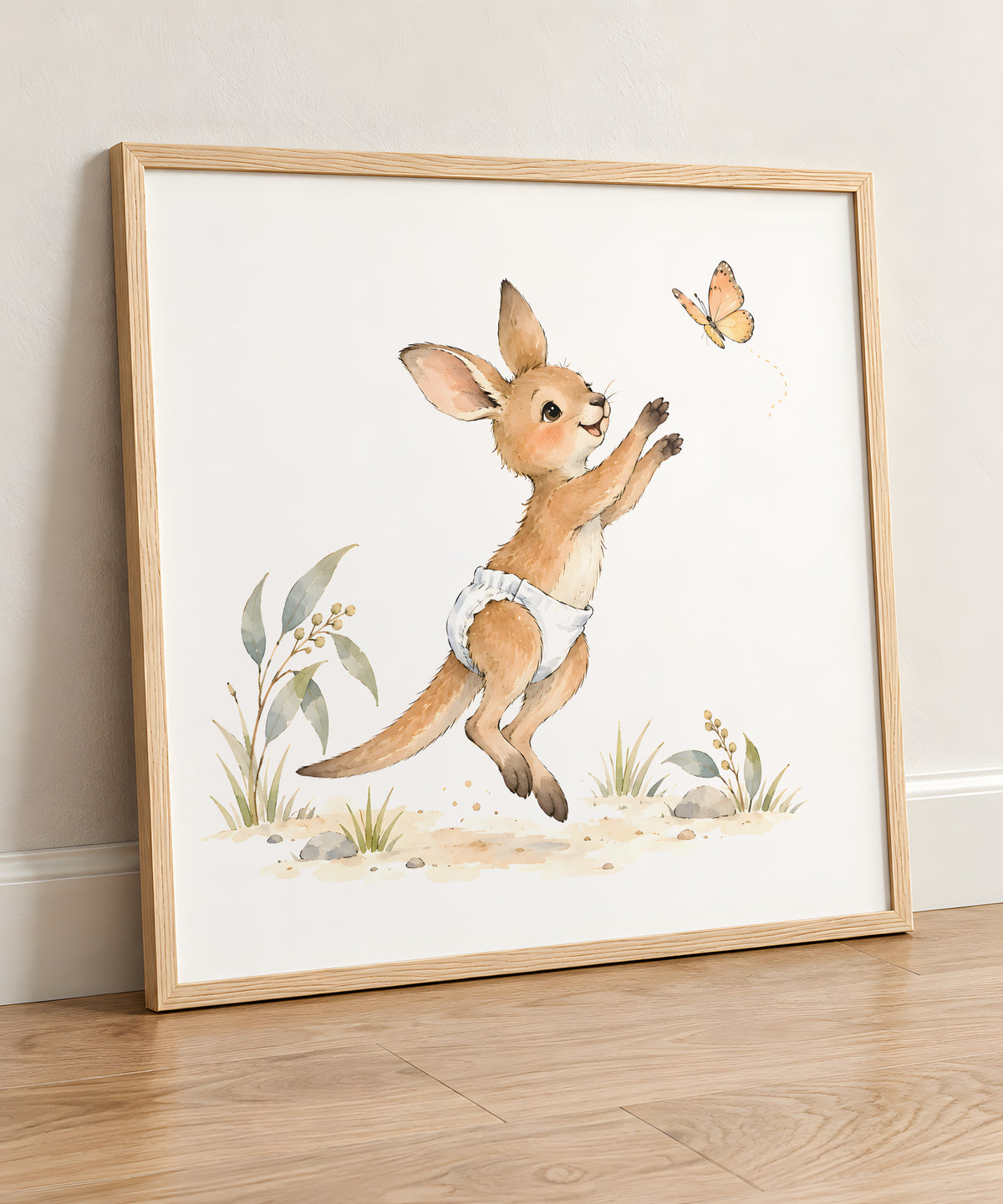 Bébé kangourou en couche blanche suit un papillon entre les herbes : cadre bois clair, 50 × 50 cm, en situation