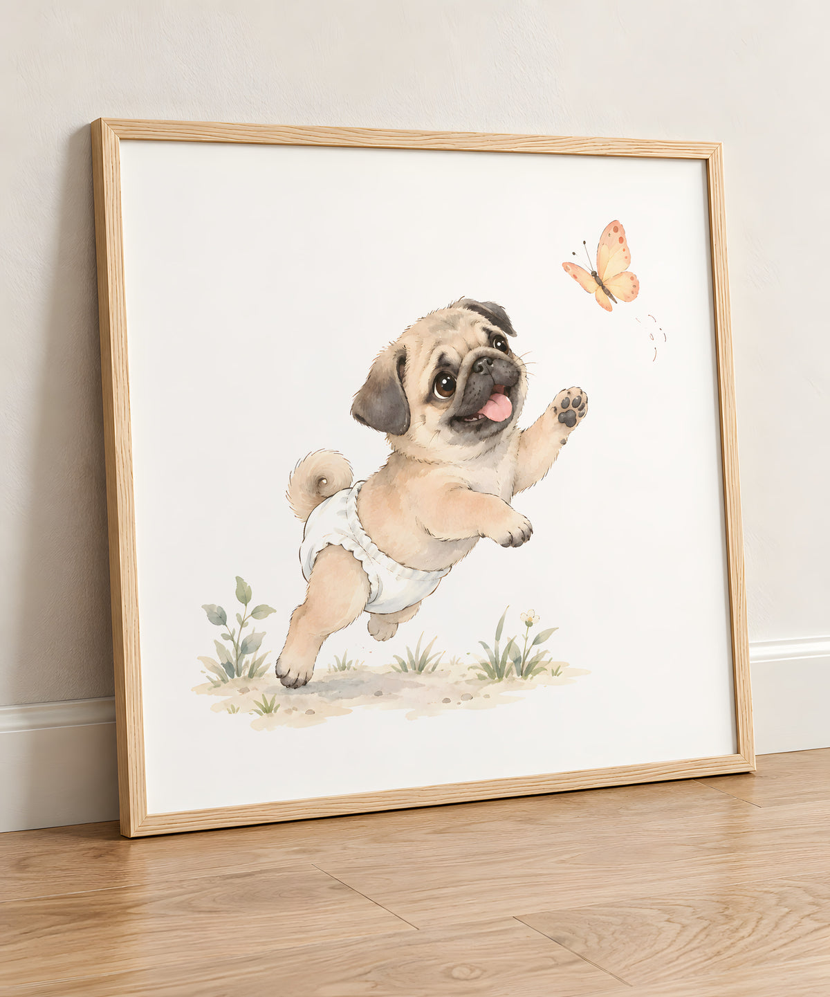 Bébé carlin en couche blanche essaie d’attraper un papillon : cadre bois clair, 50 × 50 cm, en situation