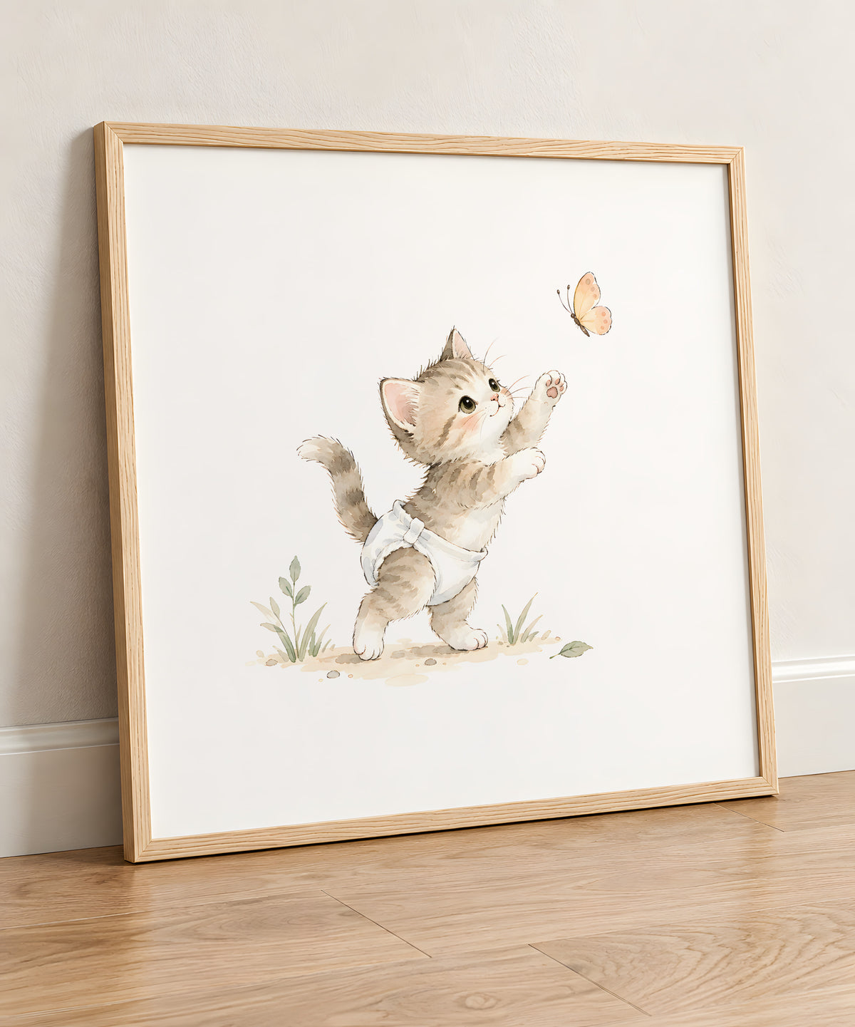 Chaton en couche blanche à la chasse au papillon : cadre bois clair, 50 × 50 cm, en situation